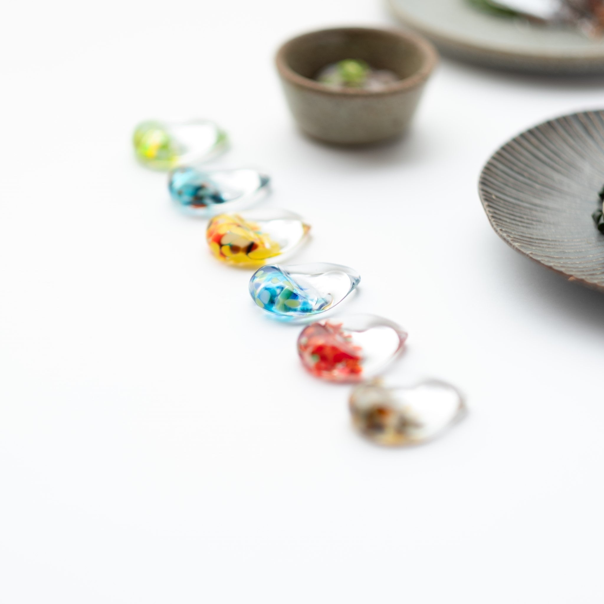 津軽びいどろ 白神の森響 箸置き アカショウビン 色違いの箸置きが一列に並んでいる画像