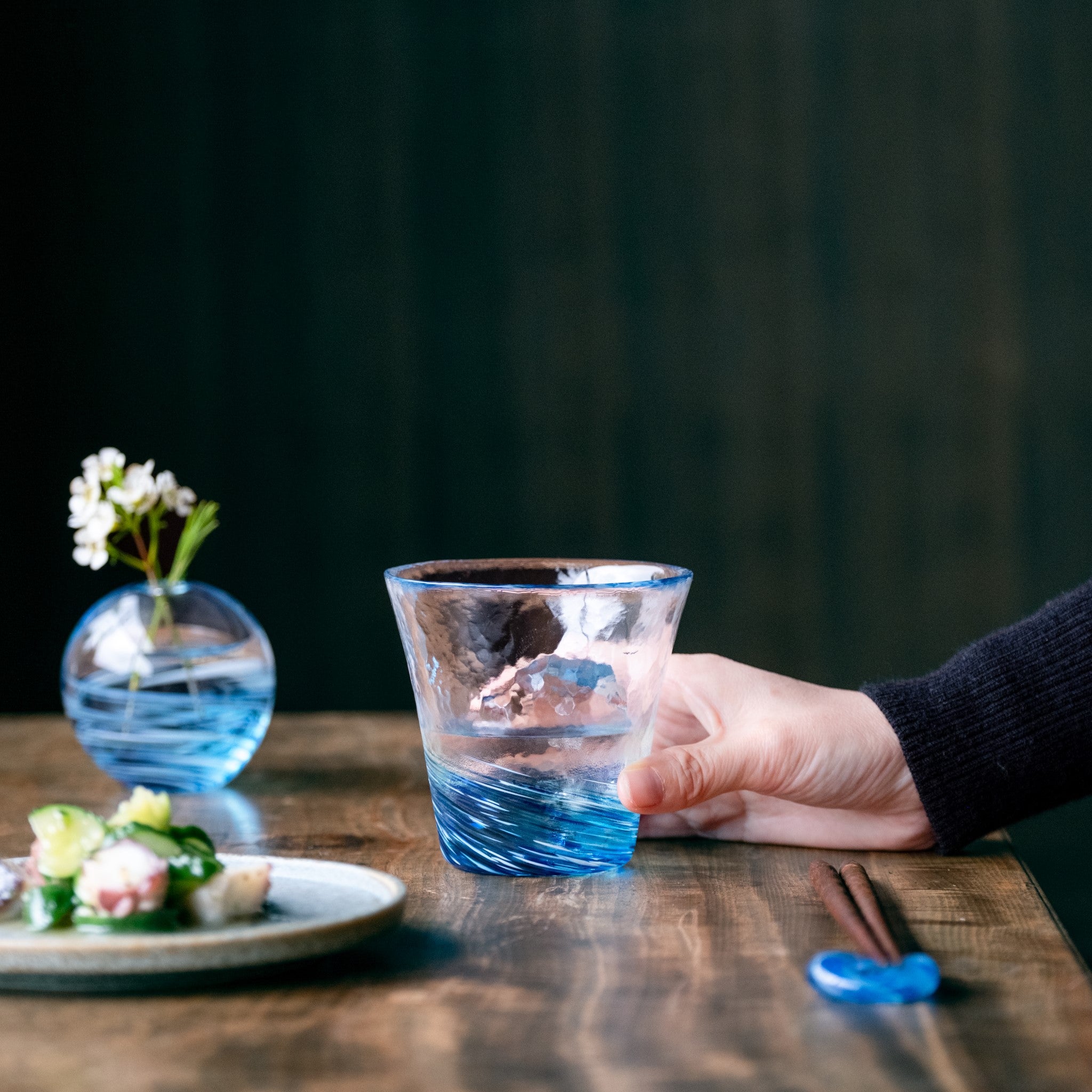 津軽びいどろ 六の色(むつのいろ) グラス 海 青色のグラスや花瓶が並んでいる画像