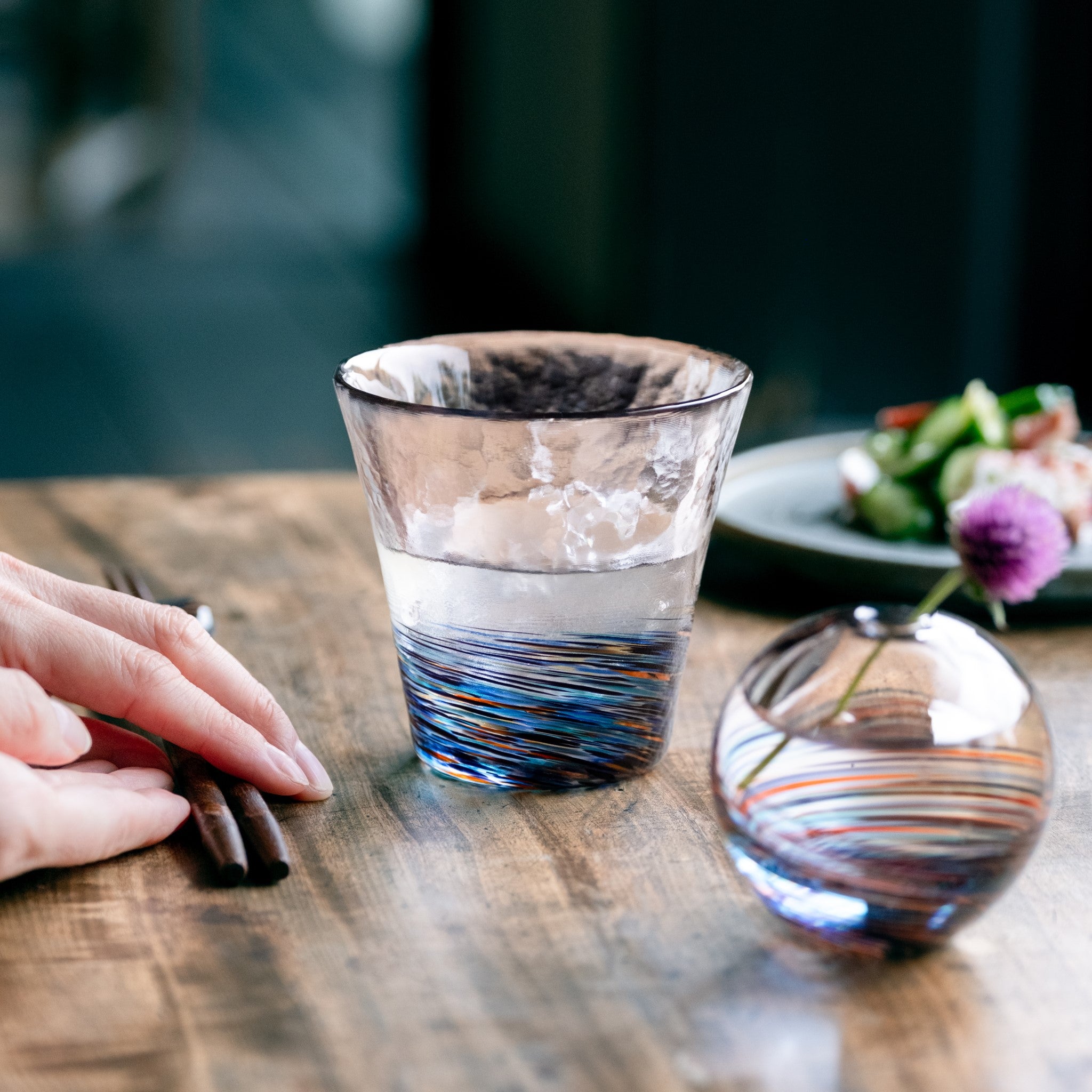 津軽びいどろ 六の色(むつのいろ) グラス 夜 黒色のグラスや花瓶が並んでいる画像