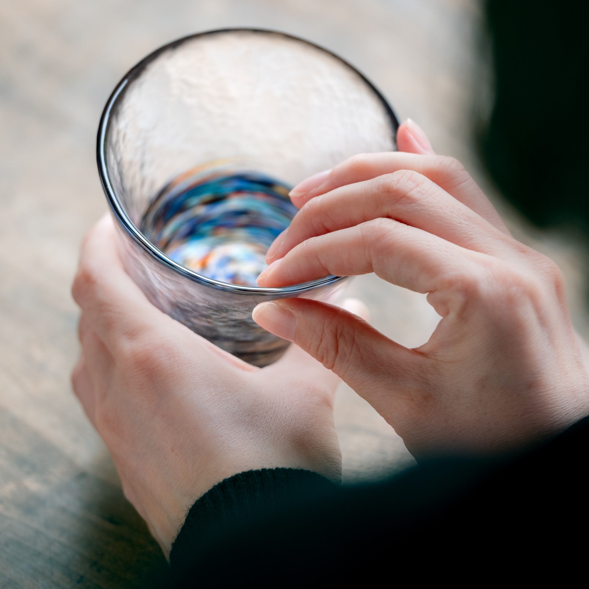 津軽びいどろ 六の色(むつのいろ) グラス 夜 グラス口部の厚みを表した画像