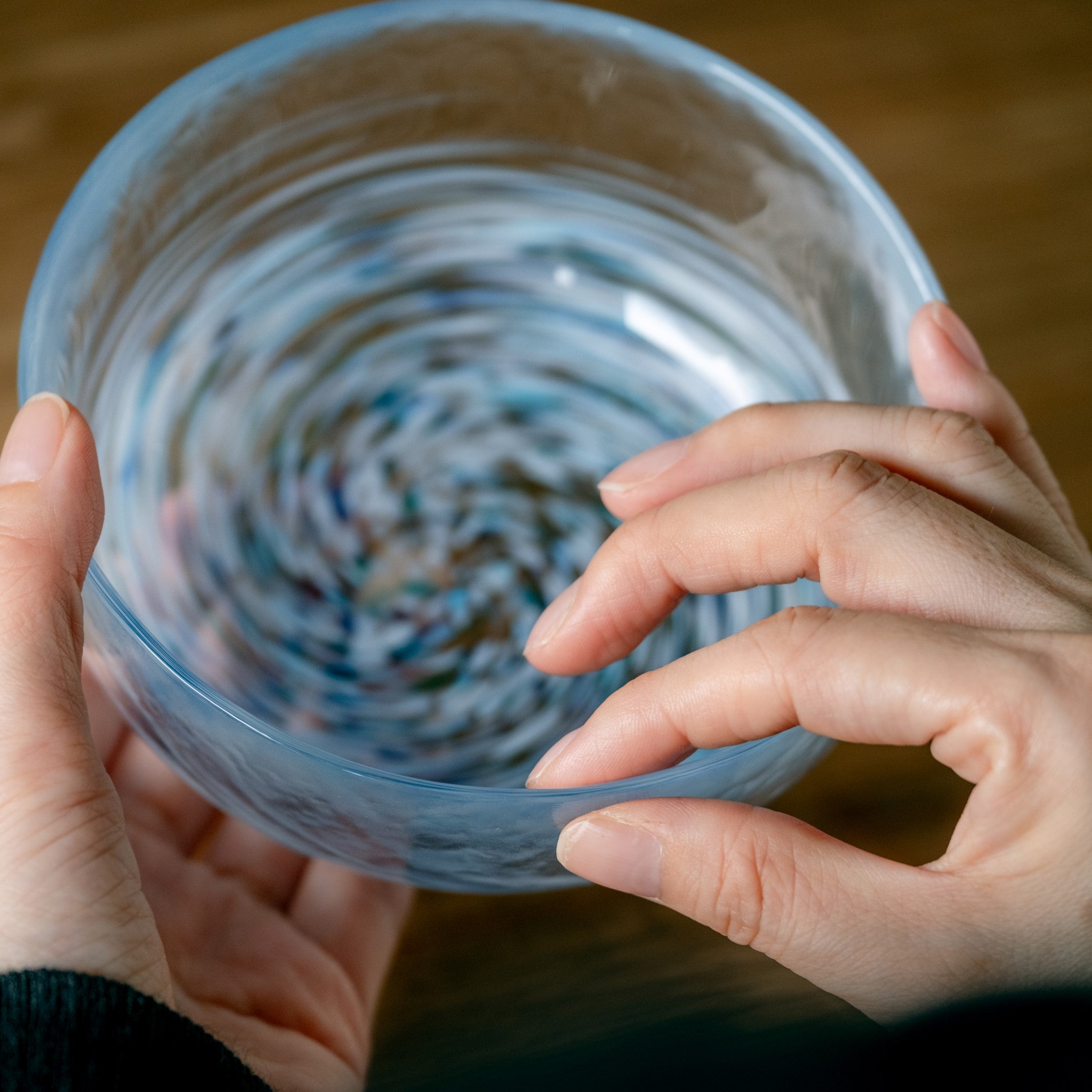 津軽びいどろ 六の色(むつのいろ) 小鉢 雪 ガラスの小鉢の厚さ