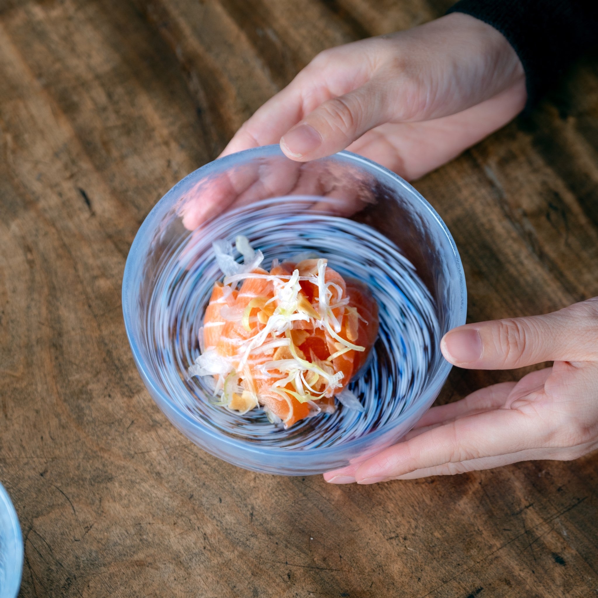 津軽びいどろ 六の色(むつのいろ) 小鉢 雪 サーモンがよそわれたガラスの器の画像