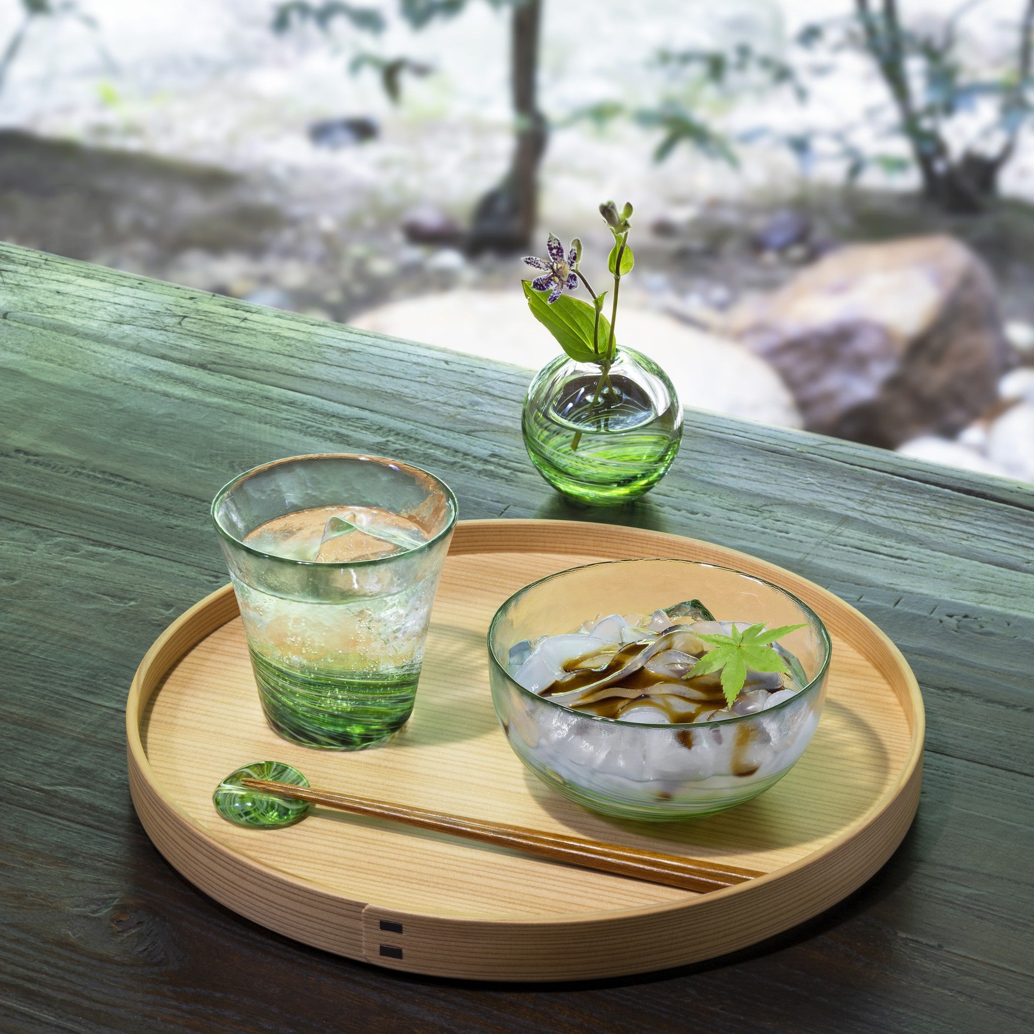 津軽びいどろ 六の色(むつのいろ) 箸置き 森 緑色のガラス食器が並んでいる画像