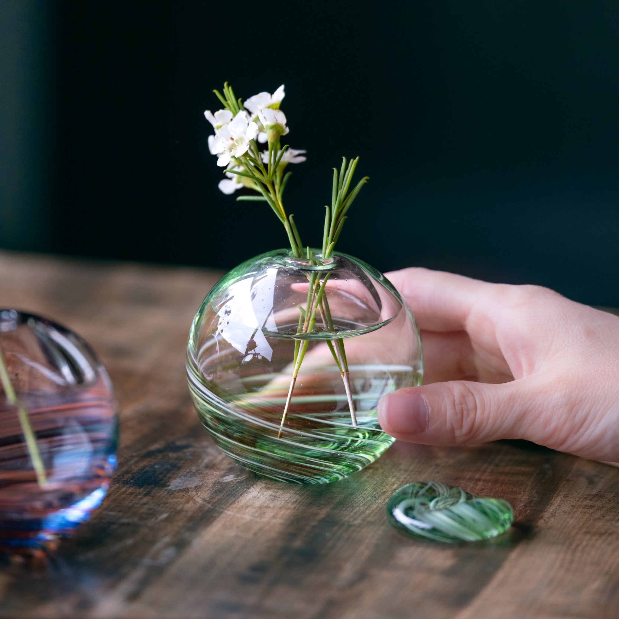 津軽びいどろ 六の色(むつのいろ) 一輪挿し 森 小花を生けた花瓶の画像