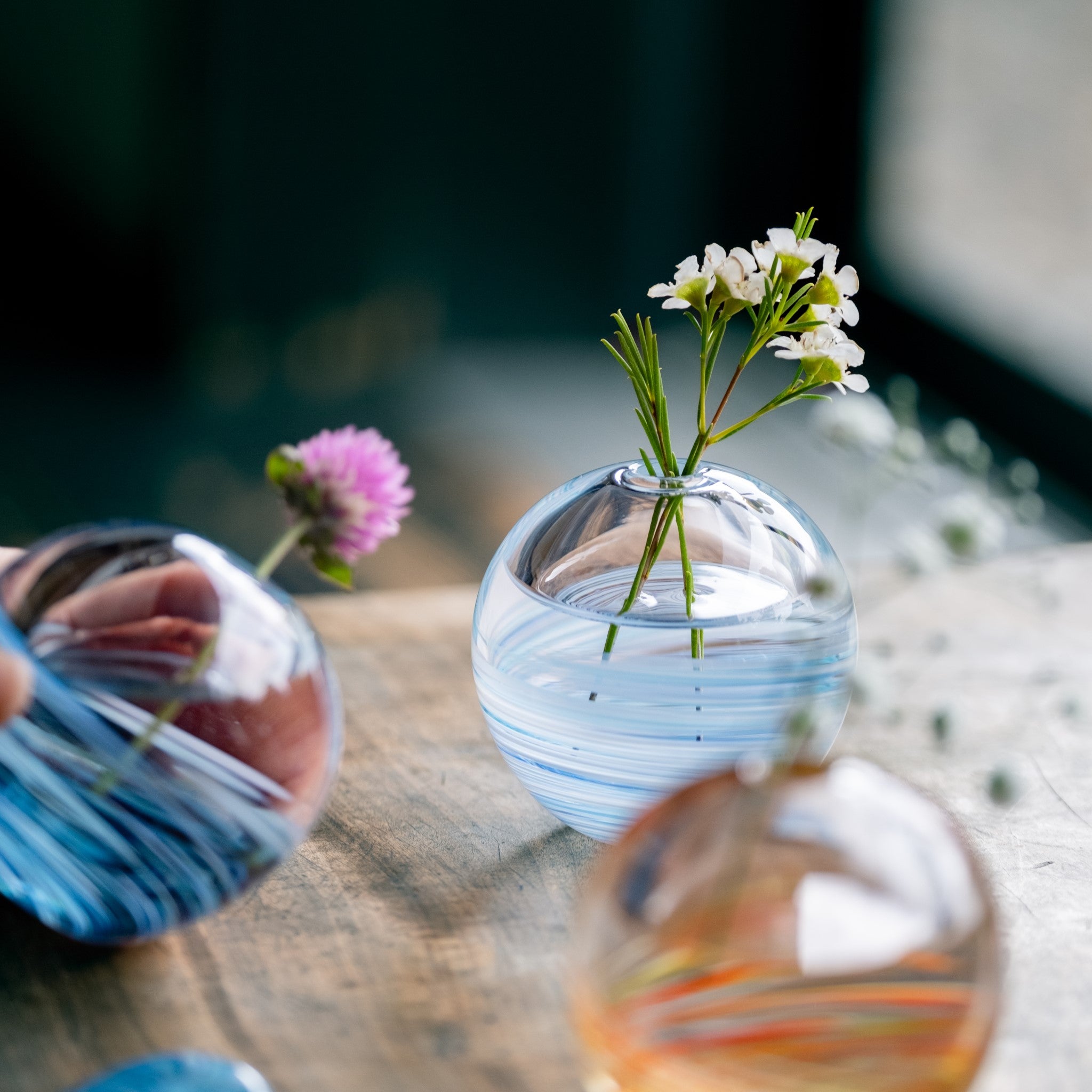 津軽びいどろ 六の色(むつのいろ) 一輪挿し 雪 水色の丸い花瓶の画像