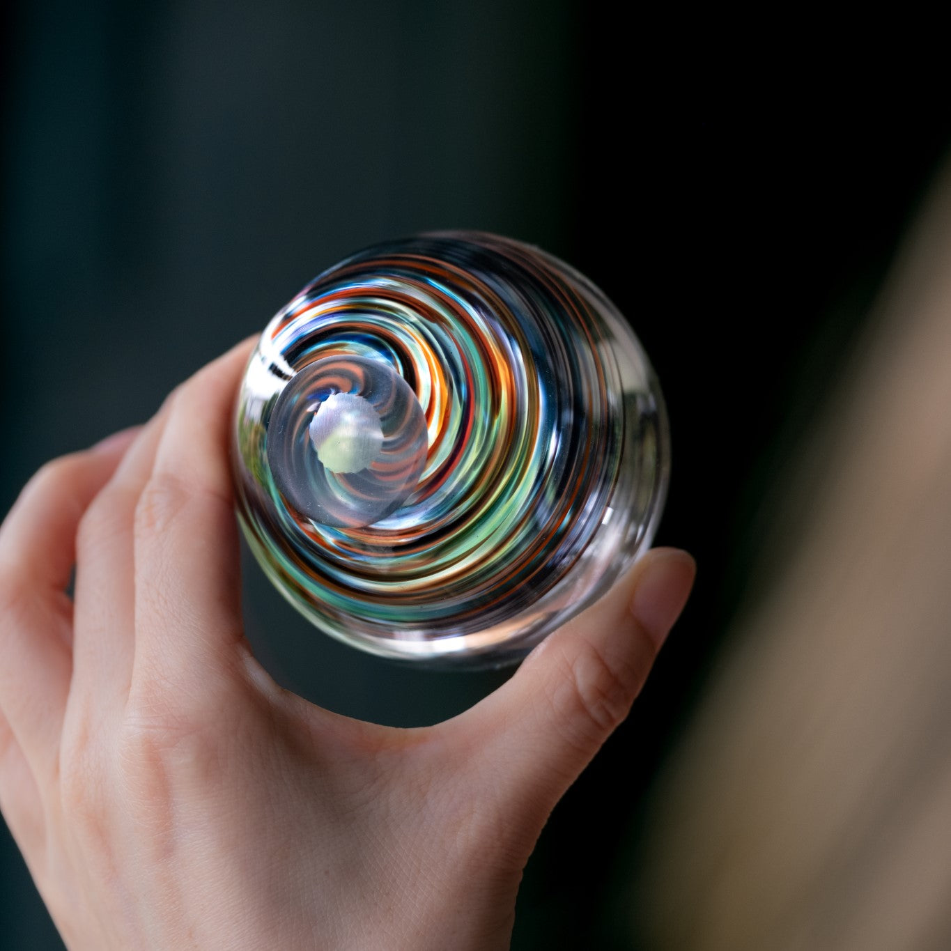 津軽びいどろ 六の色(むつのいろ) 一輪挿し 夜 花瓶の渦模様を近くで見た画像