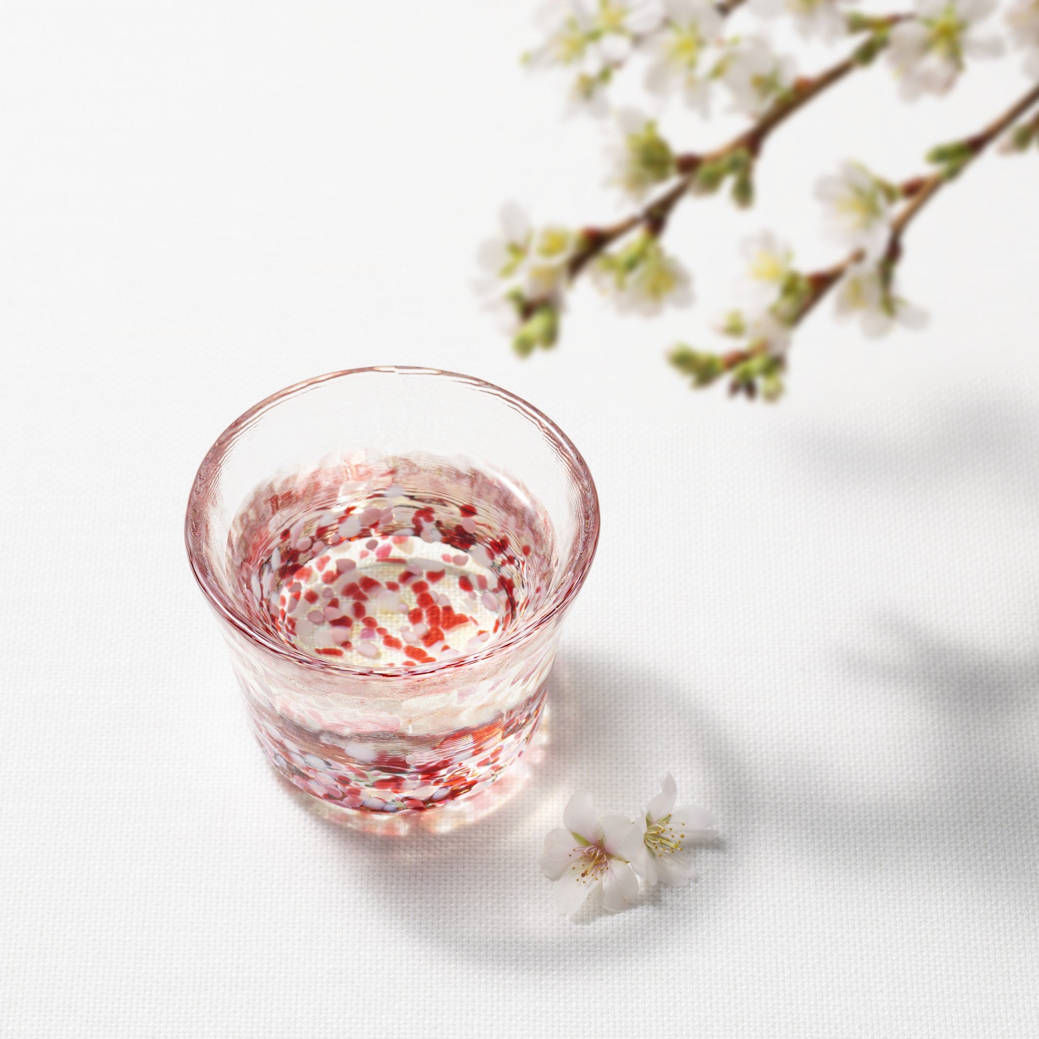 津軽びいどろ 盃コレクション 盃小花 日本酒が注がれたピンクのガラスおちょこ