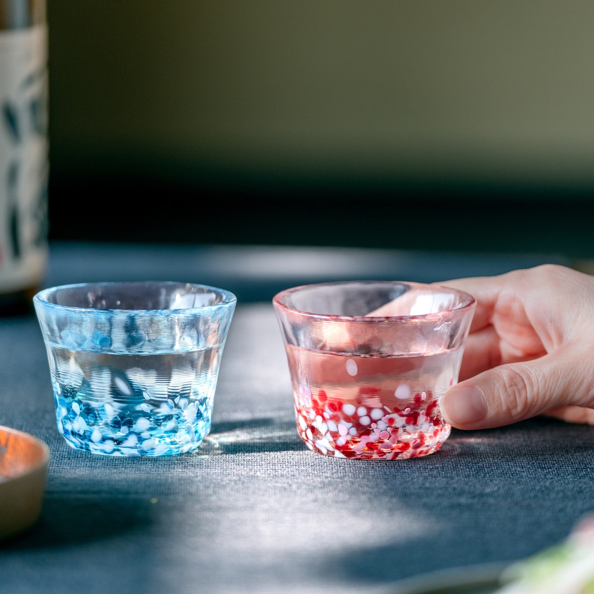 津軽びいどろ 盃コレクション 盃小花 色違いのおちょこの使用画像