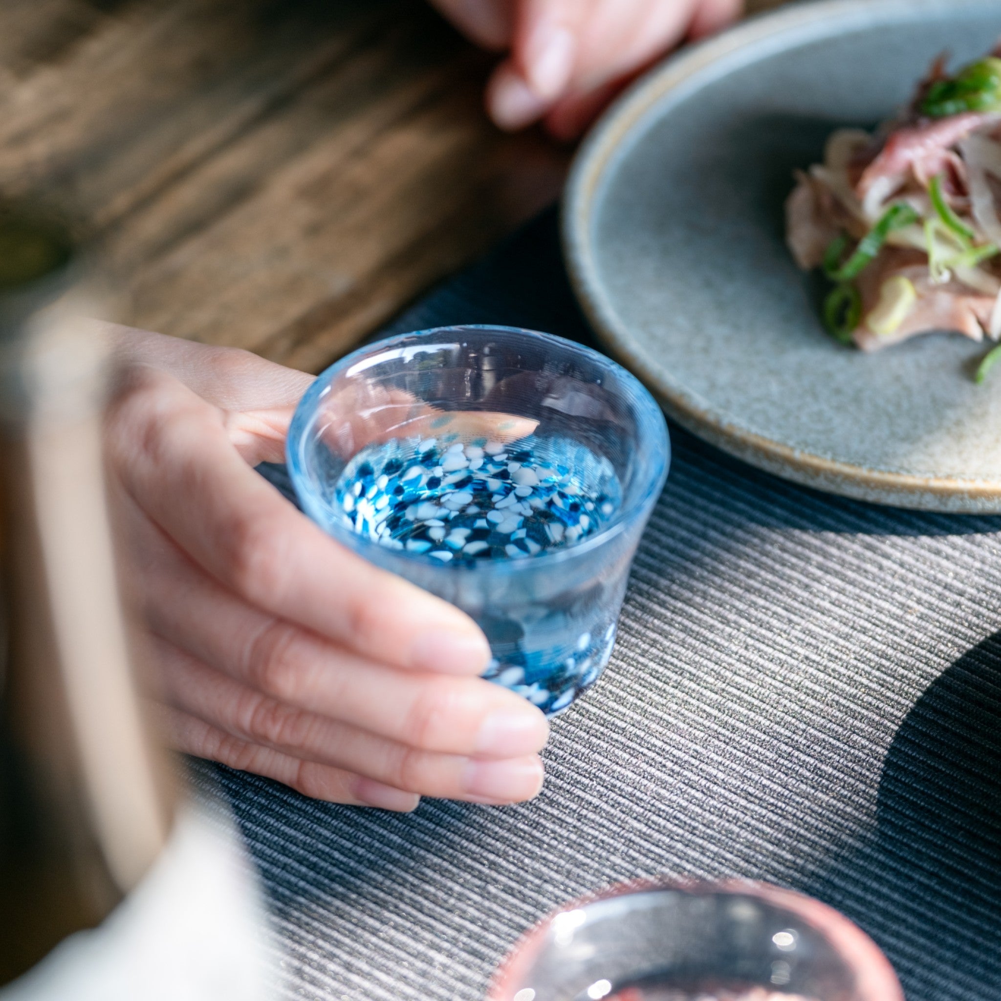 津軽びいどろ 盃コレクション 盃青涼 冷酒が注がれたガラス製のおちょこ