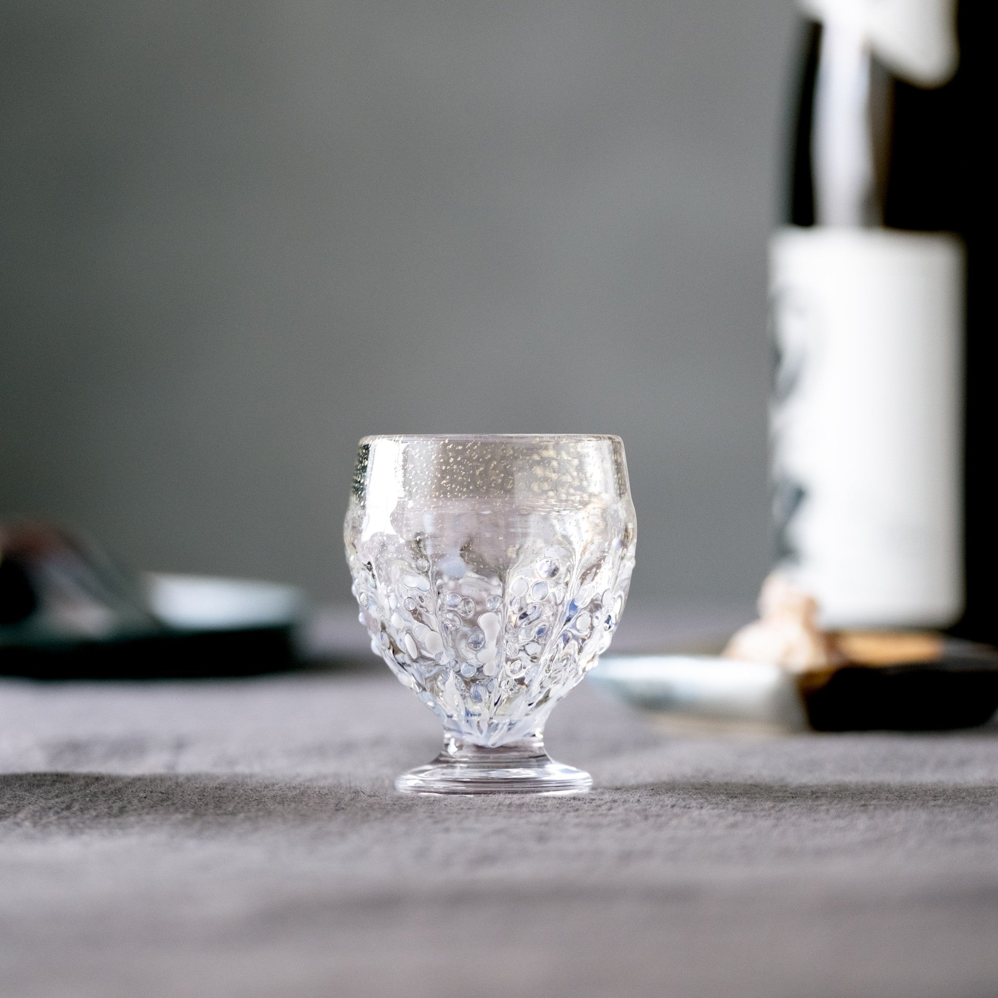 【販路限定】津軽びいどろ 雪うつし つぶ雪 盃 高級感のあるハンドメイドのおちょこ