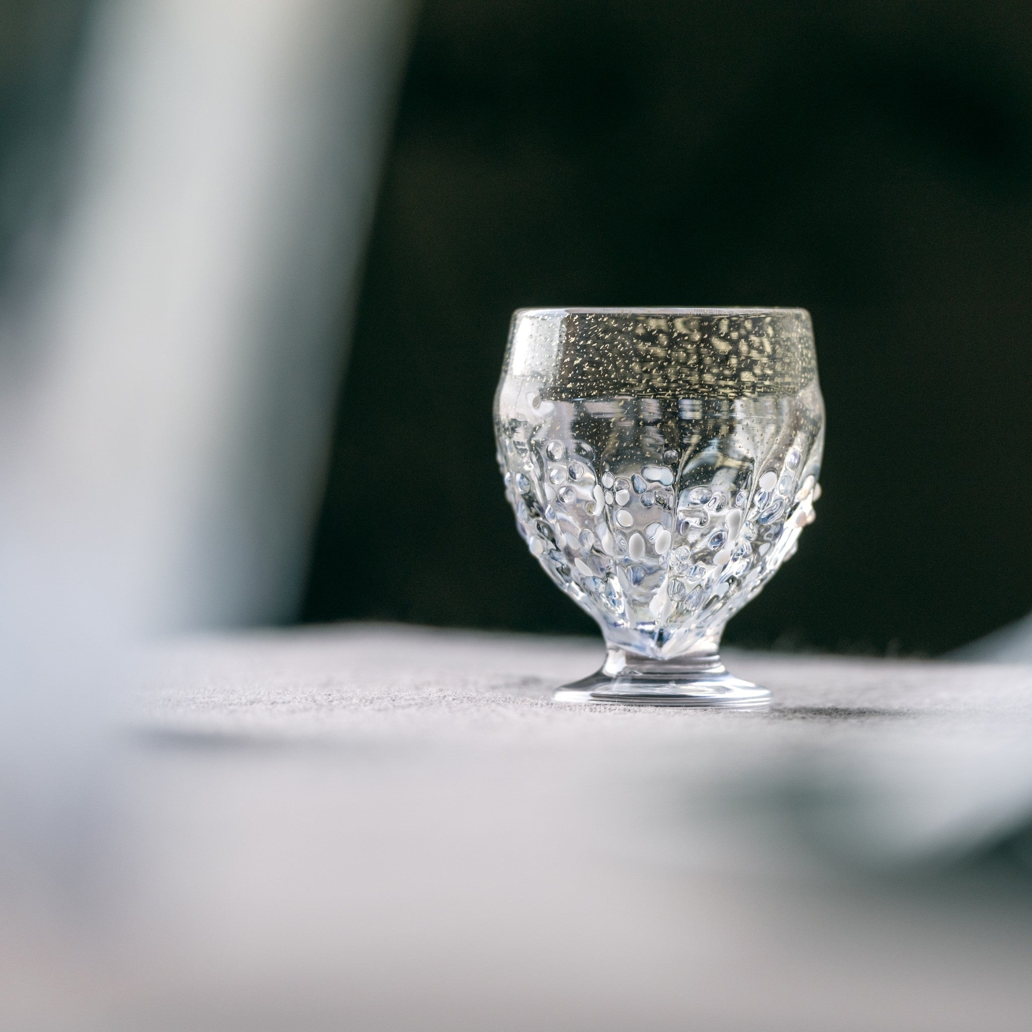 【販路限定】津軽びいどろ 雪うつし つぶ雪 盃 口部に金箔が施された高級感のあるおちょこ