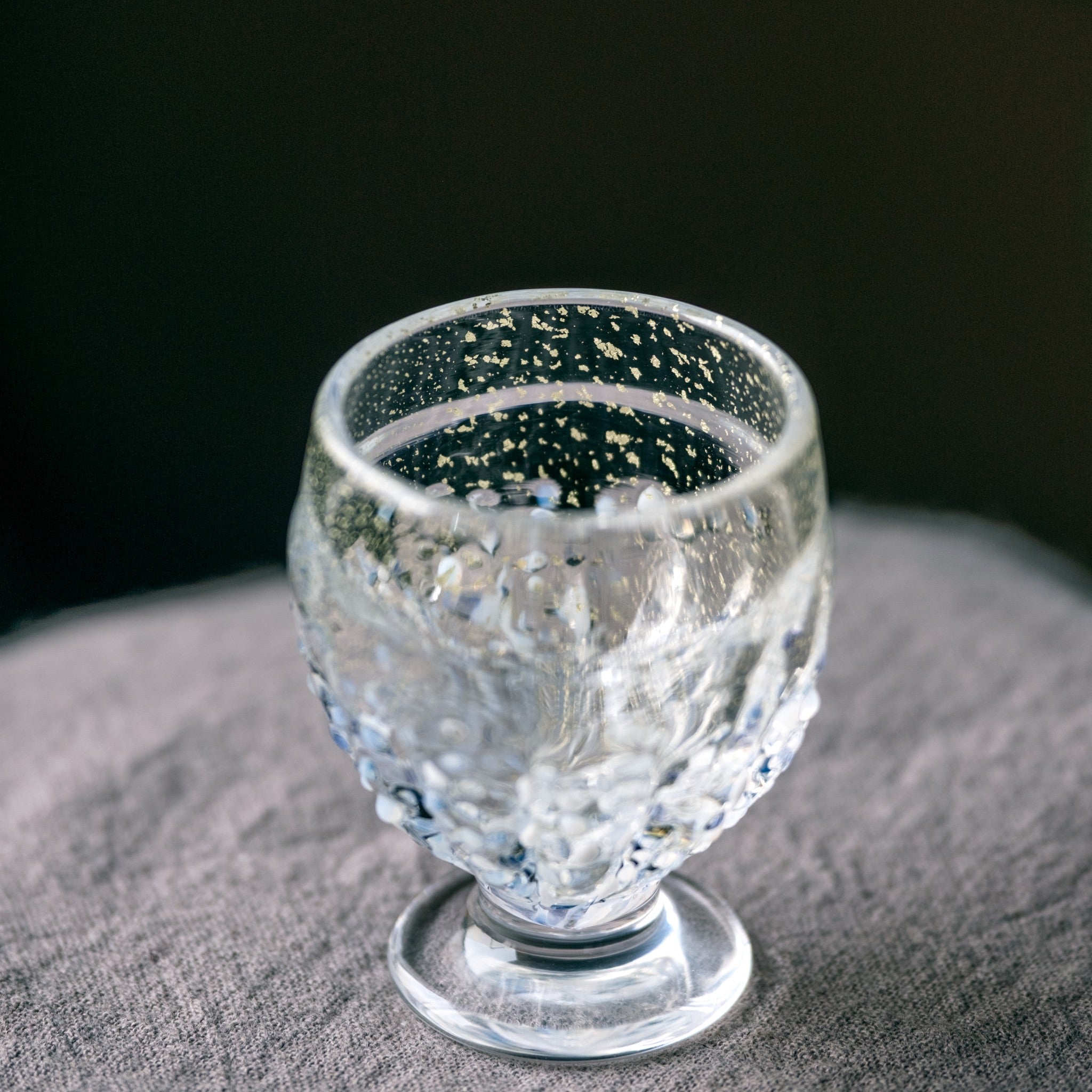 【販路限定】津軽びいどろ 雪うつし つぶ雪 盃 おちょこ口部の金箔