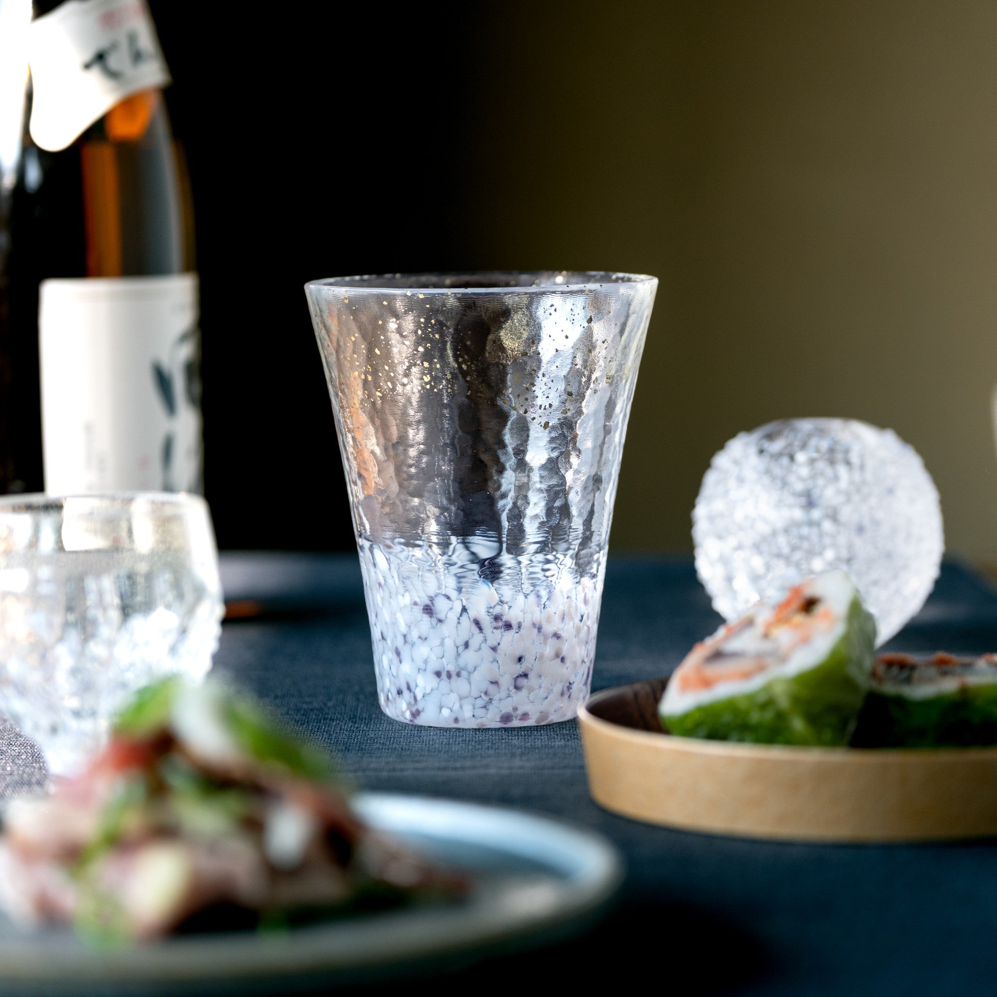 【販路限定】津軽びいどろ 雪うつし こな雪 グラス 食卓に並ぶ白いグラス