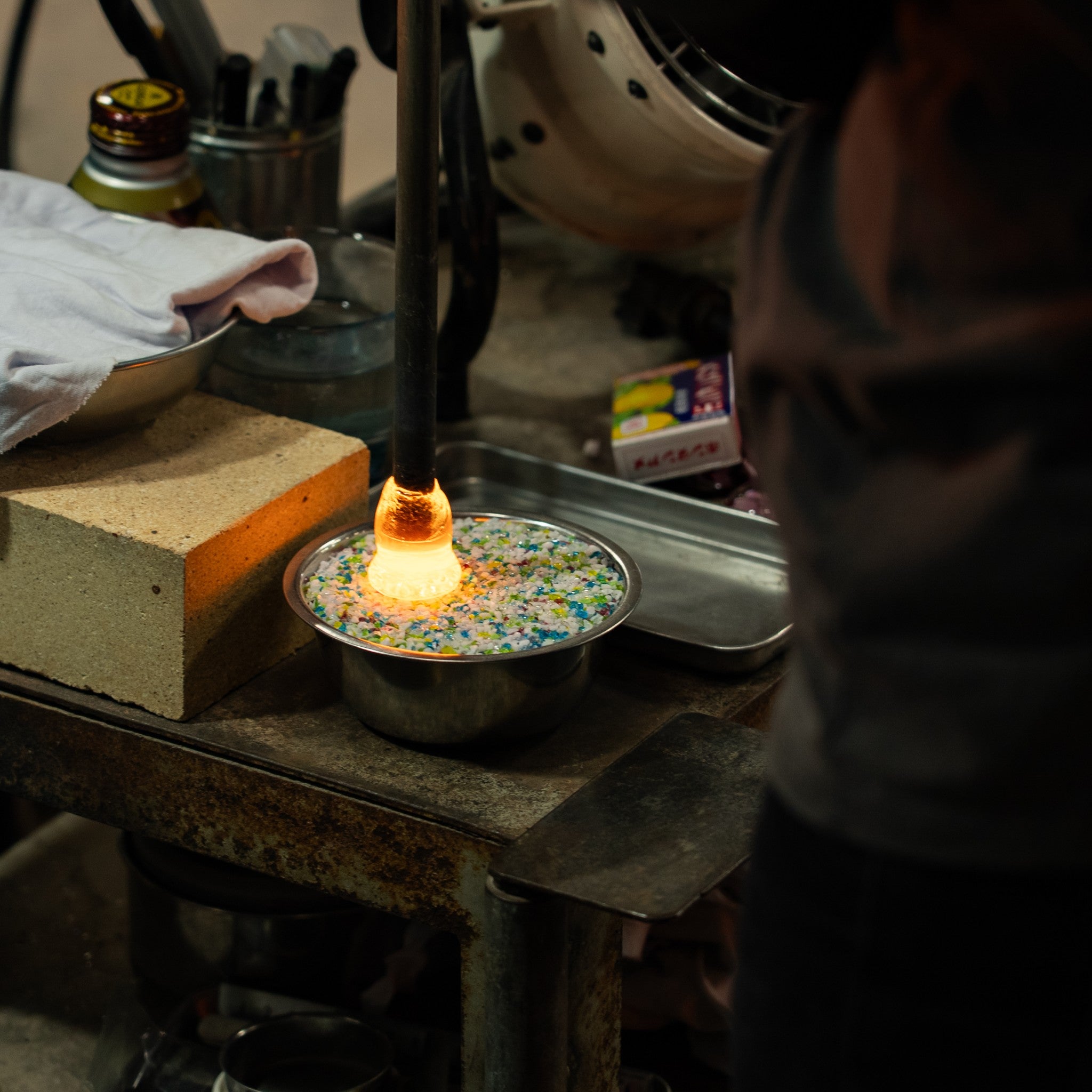 津軽びいどろ にほんの色 ふうけい 箸置き 春の丘 ガラス箸置きの製造風景