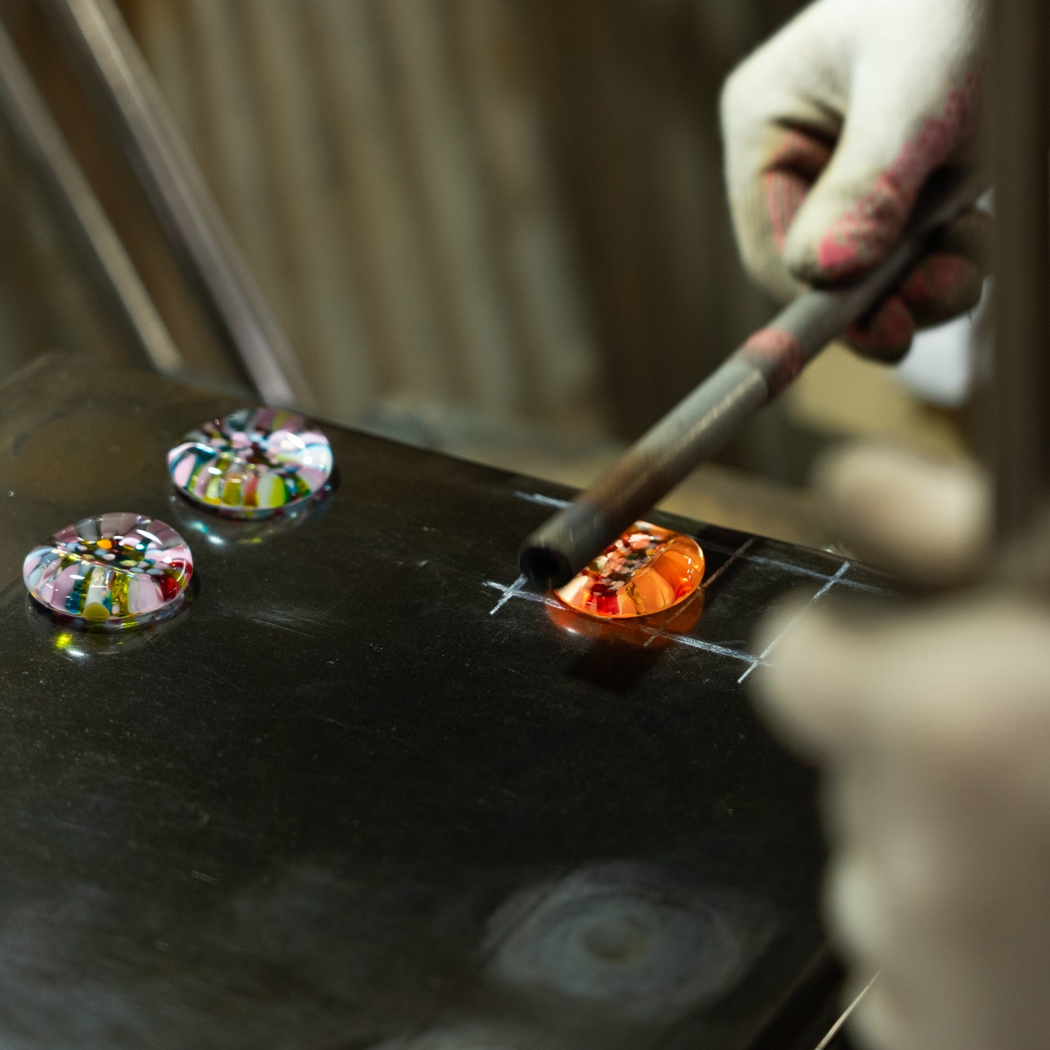 津軽びいどろ にほんの色 ふうけい 箸置き 春の丘 ハンドメイドのガラス箸置きの製造風景