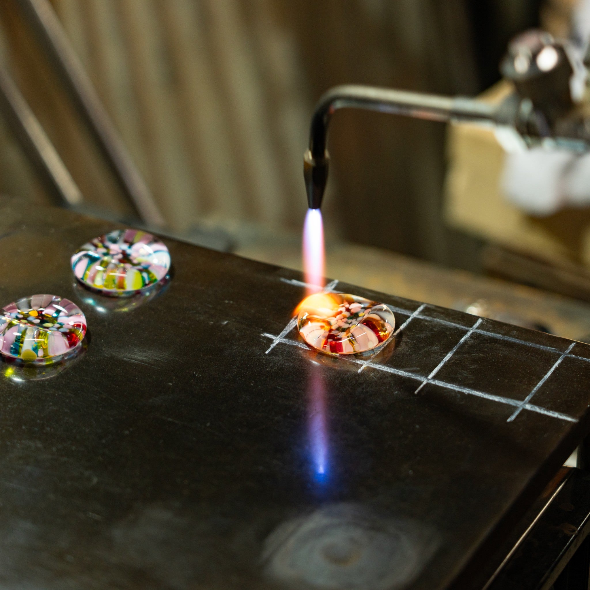 津軽びいどろ にほんの色 ふうけい 箸置き 春の丘 ハンドメイドのガラス箸置きの生産現場