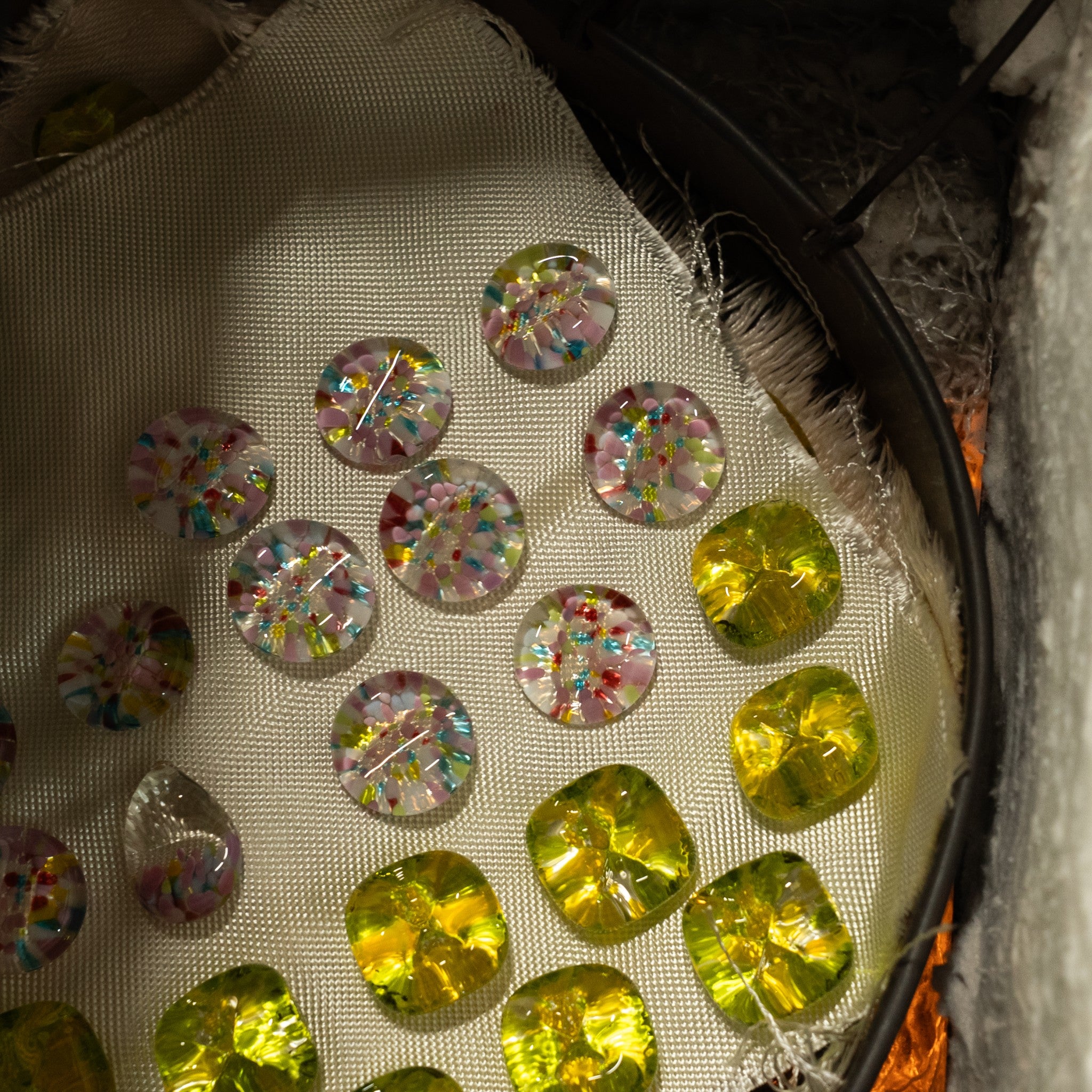 津軽びいどろ にほんの色 ふうけい 箸置き 春の丘 ガラス箸置きが冷却される様子