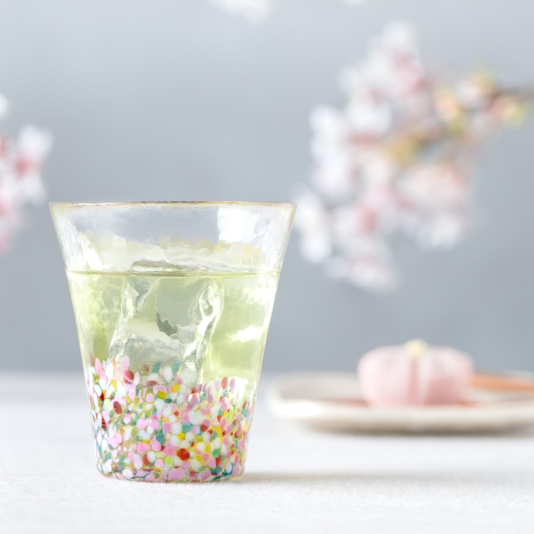 津軽びいどろ にほんの色 ふうけい タンブラー 春の丘 お茶が注がれたグラス