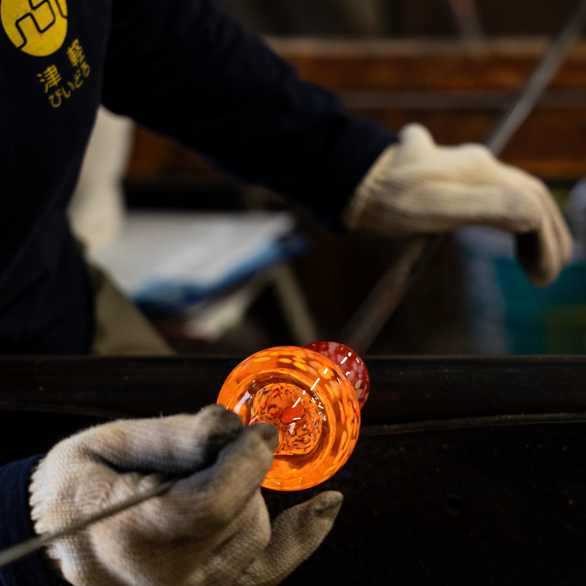津軽びいどろ にほんの色 ふうけい 一輪挿し 春の丘 ハンドメイドのガラス花瓶の製造風景