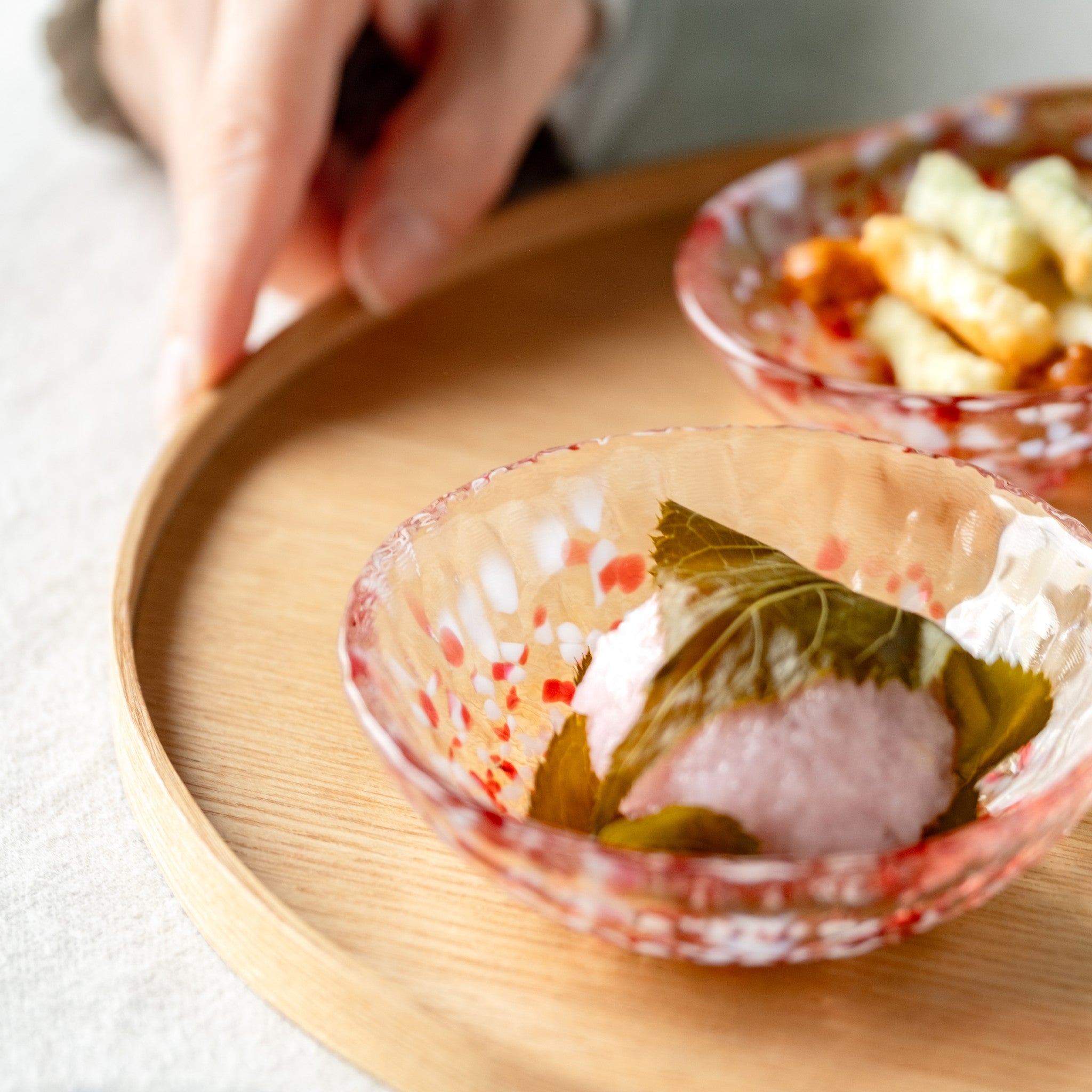 津軽びいどろ 津軽の花 浅小鉢林檎 和菓子を盛り付けたガラス小皿