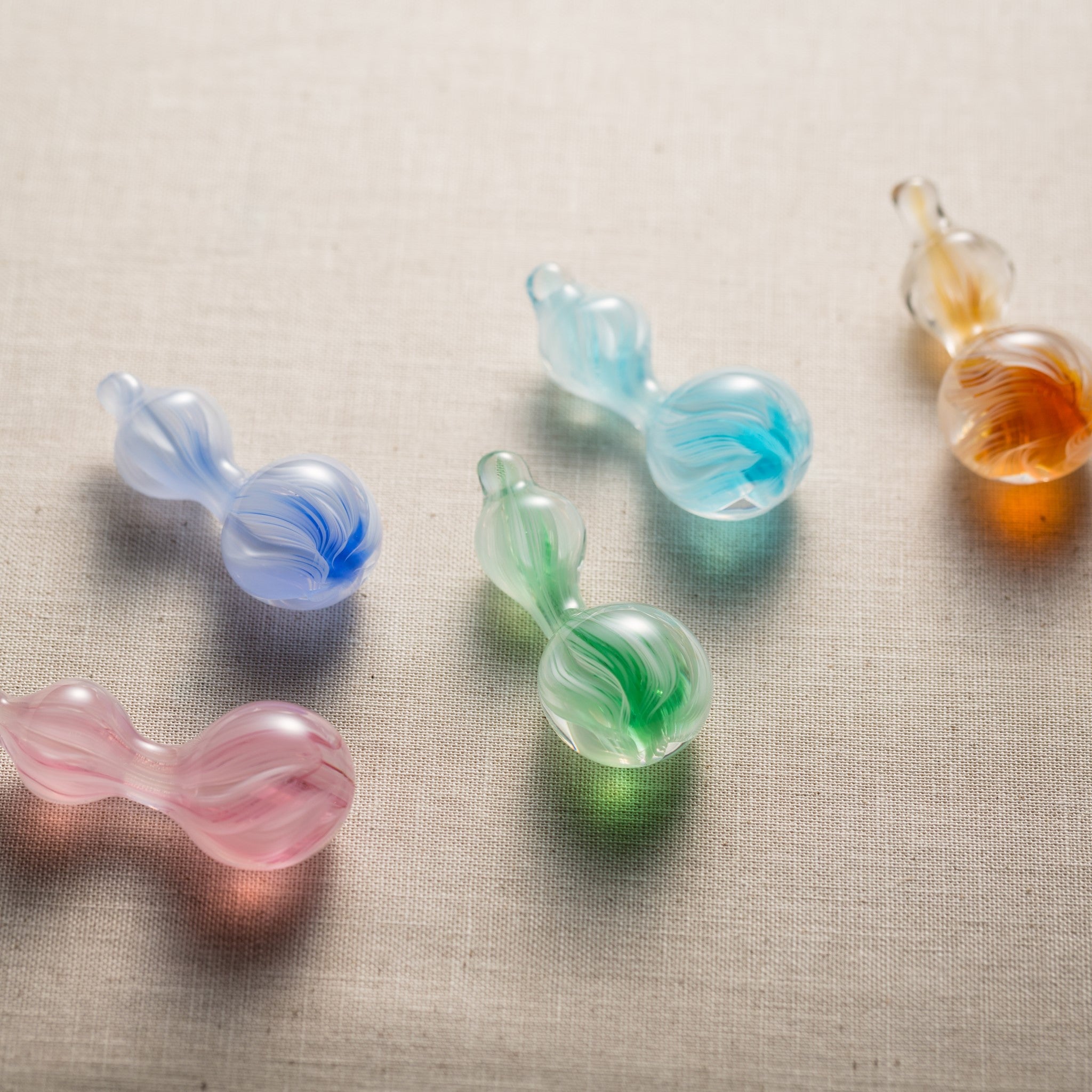 津軽びいどろ 箸置き ひょうたんグリーン 箸置きがテーブルに並んでいる画像