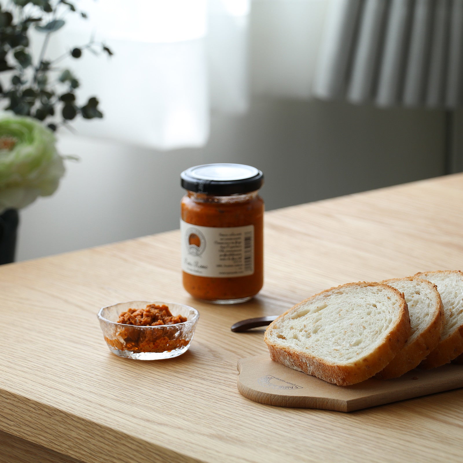 津軽びいどろ 初雪 のぞき 食卓に並ぶガラスの小鉢の画像