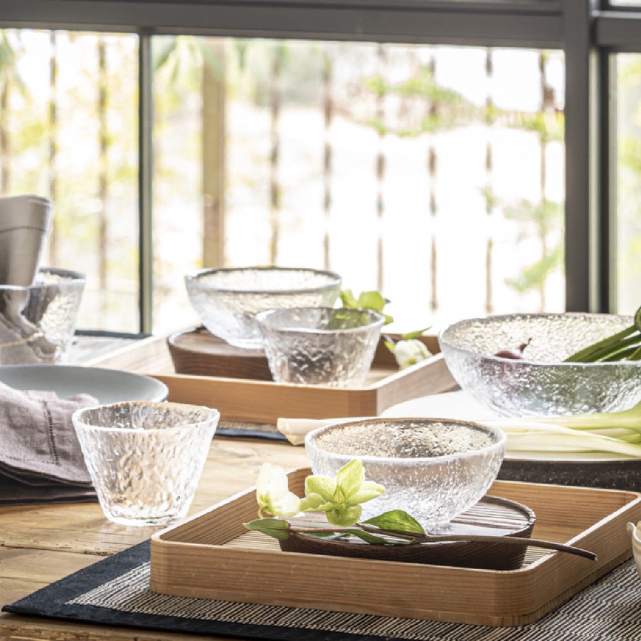 津軽びいどろ 初雪 小鉢 ガラス食器が食卓に並んでいる様子