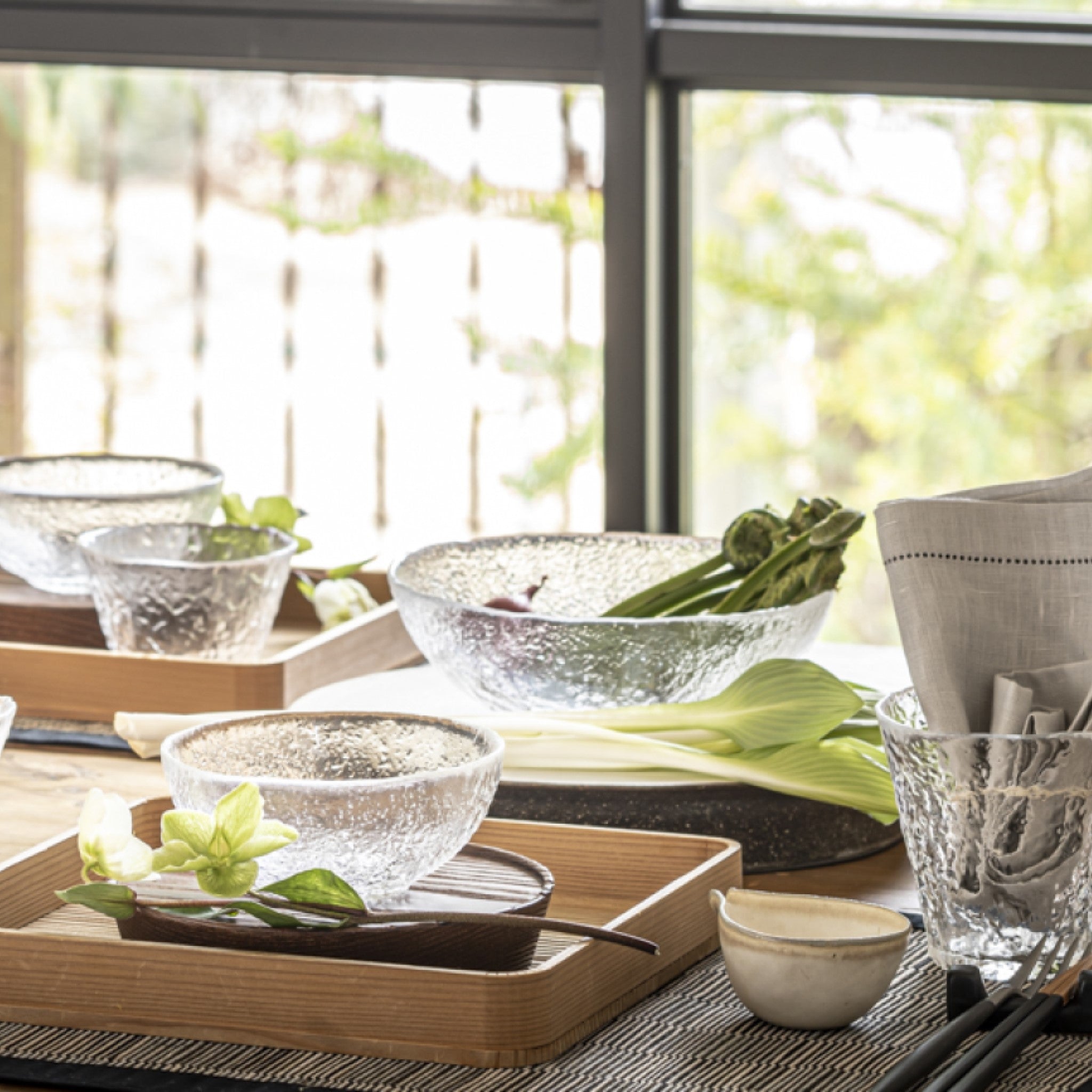 津軽びいどろ 初雪 中鉢 ガラス食器が食卓に並んでいる様子