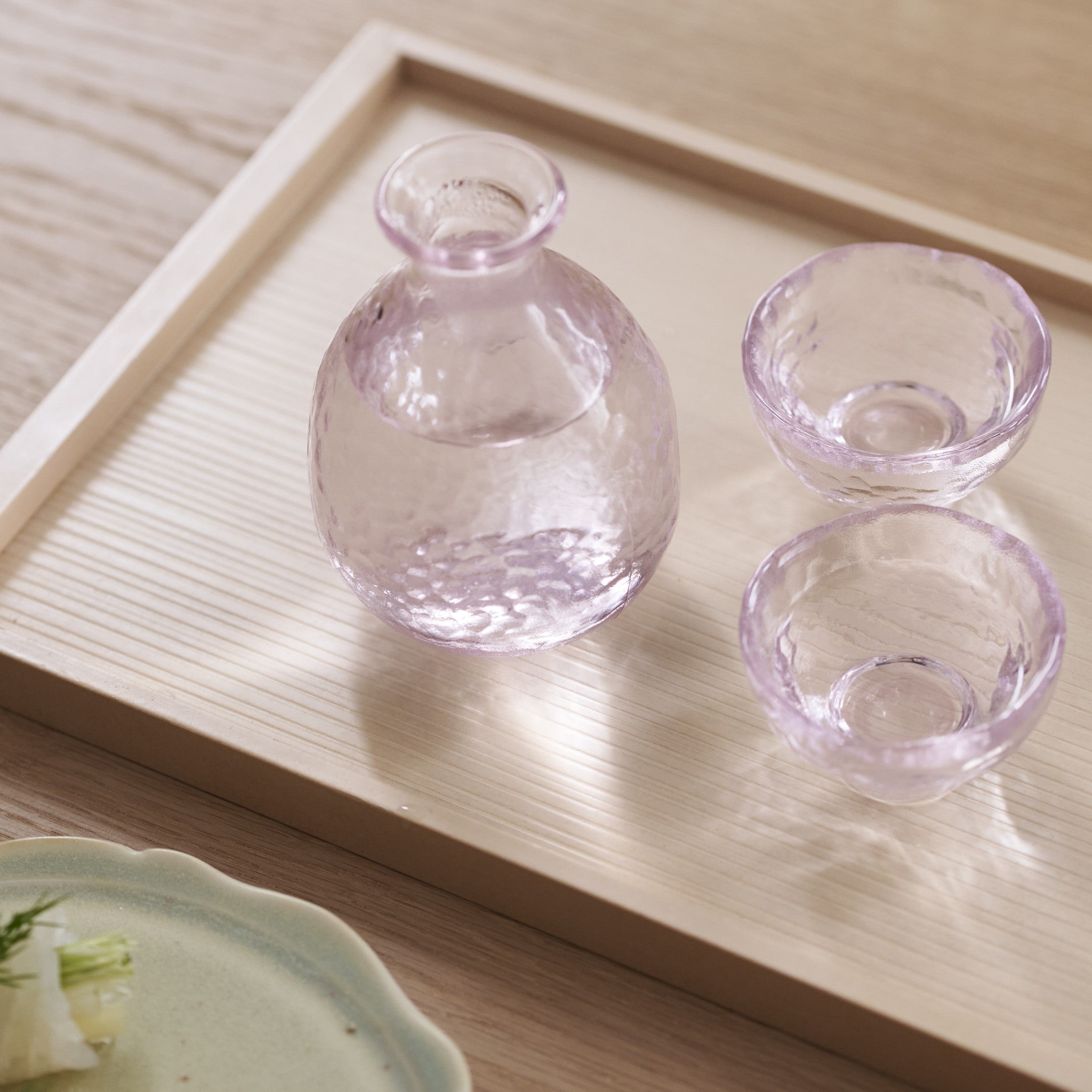 津軽びいどろ 耐熱さくら 盃小 お盆の上にガラスのおちょこと徳利が並んでいる画像