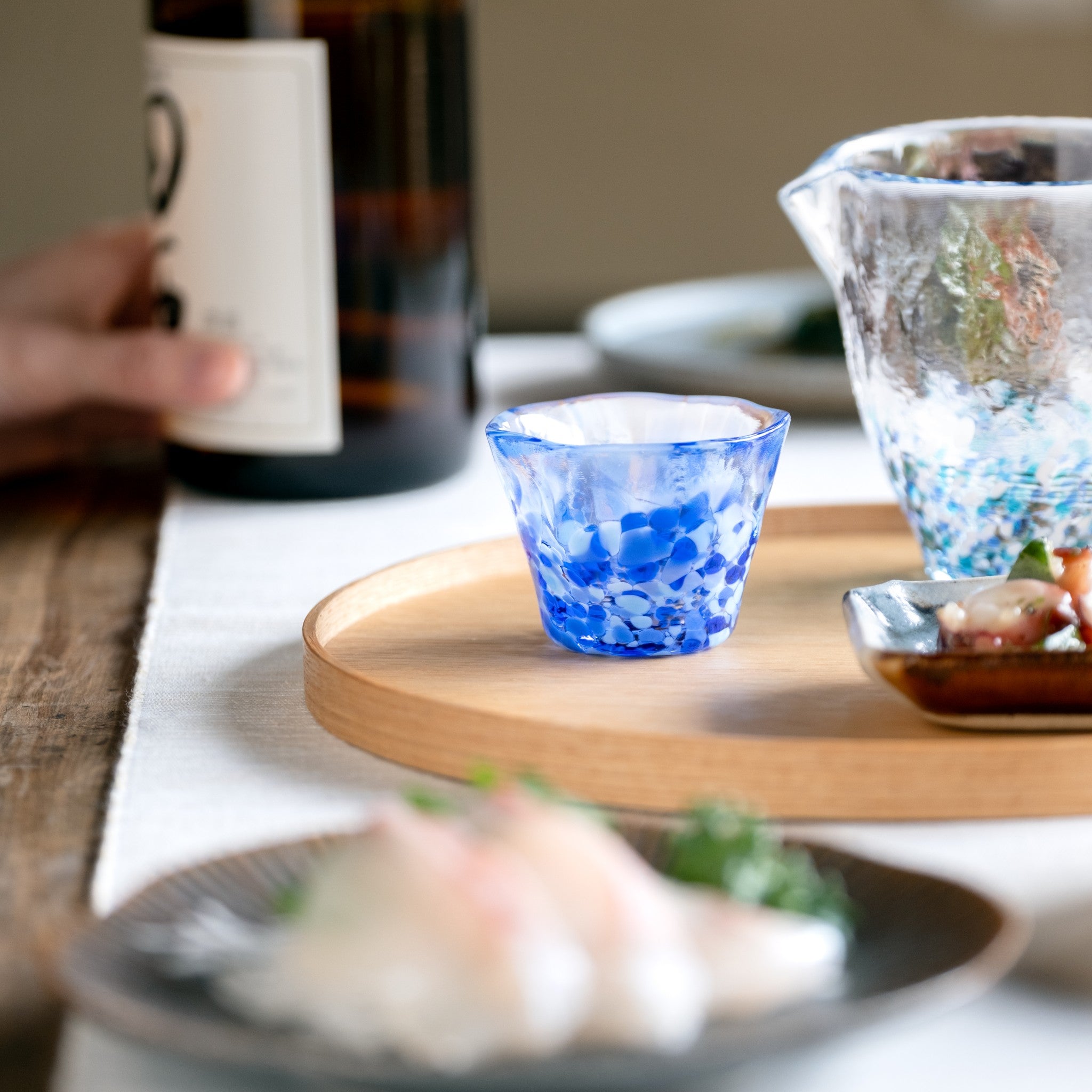 津軽びいどろ 盃コレクション 盃雲海 食卓に並ぶガラスのおちょこと片口