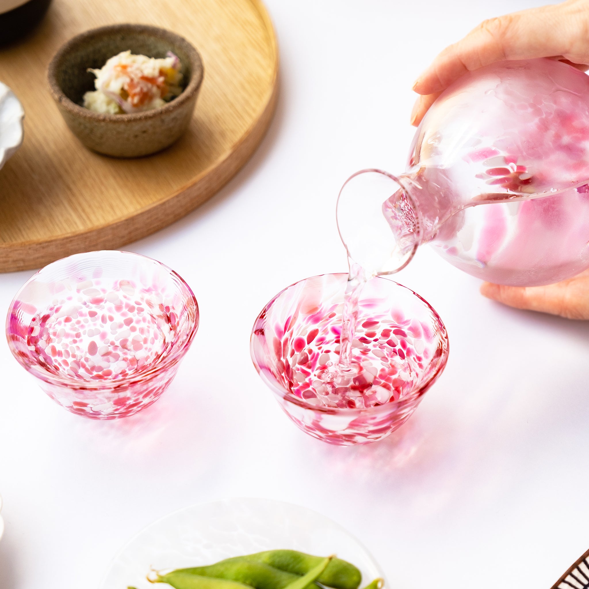 津軽びいどろ 盃コレクション 盃桜吹雪 盃に日本酒を注いでいる画像