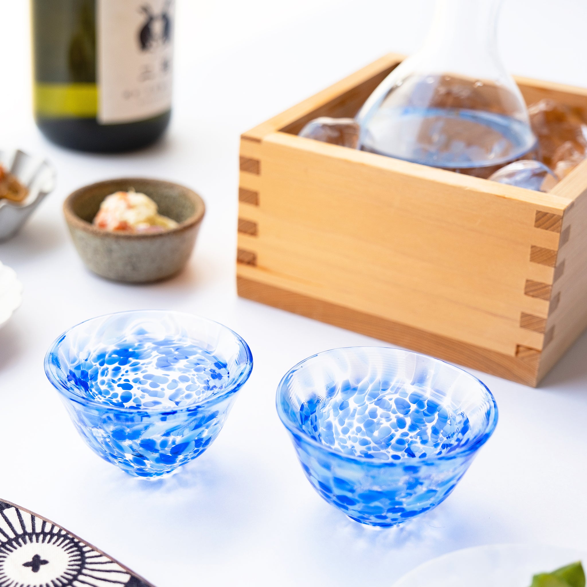 津軽びいどろ 盃コレクション 盃岩清水 日本酒が注がれた盃の画像