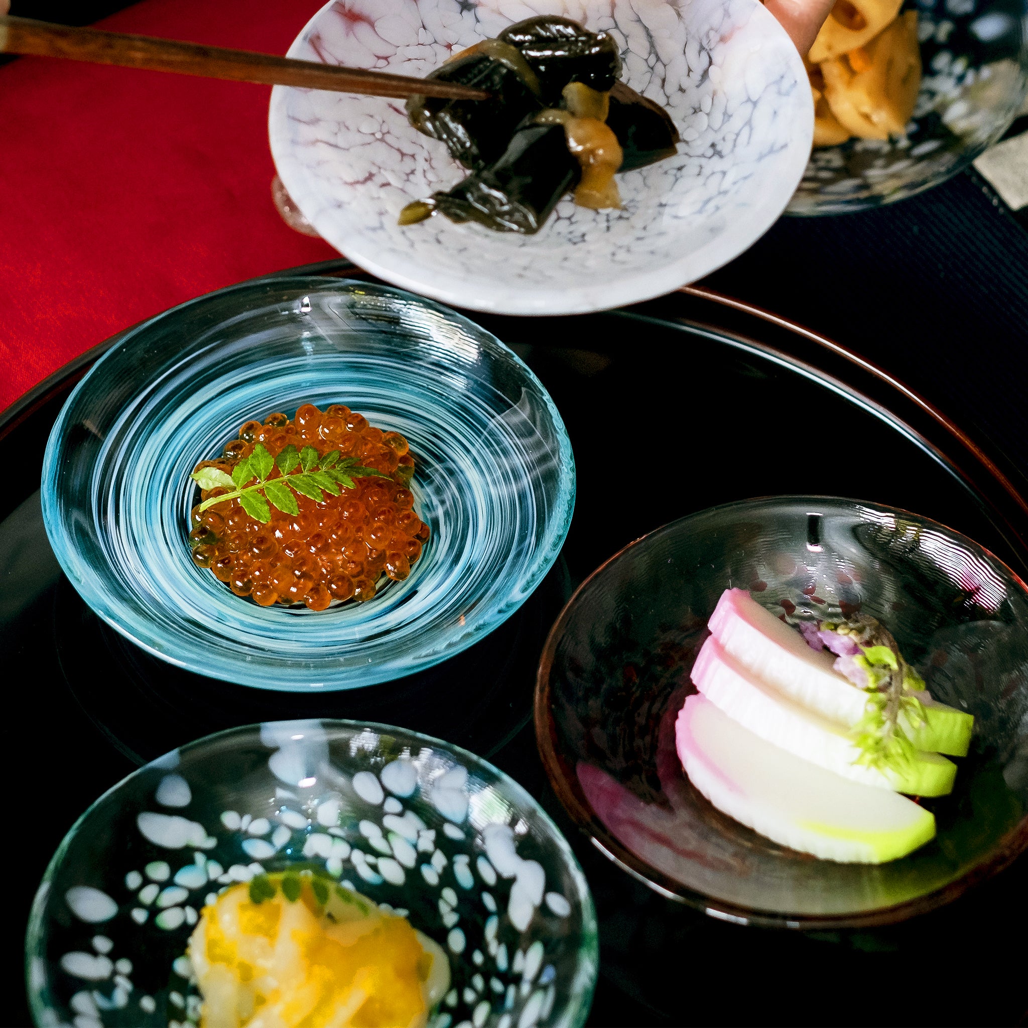 津軽びいどろ 色色豆皿 若葉 料理が乗った色違いの小皿の画像