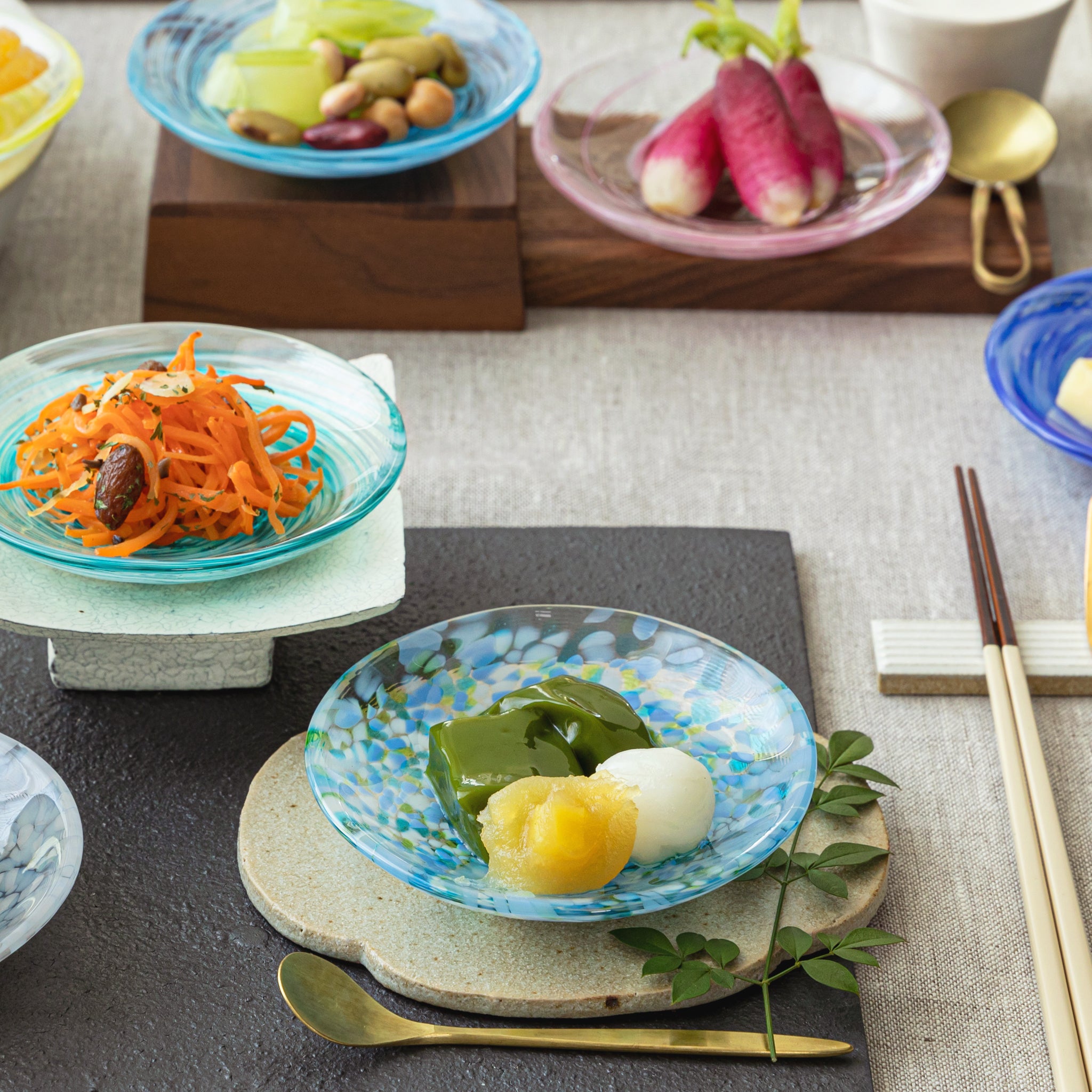 津軽びいどろ 色色豆皿 しずく 料理が乗った色違いの小皿の画像