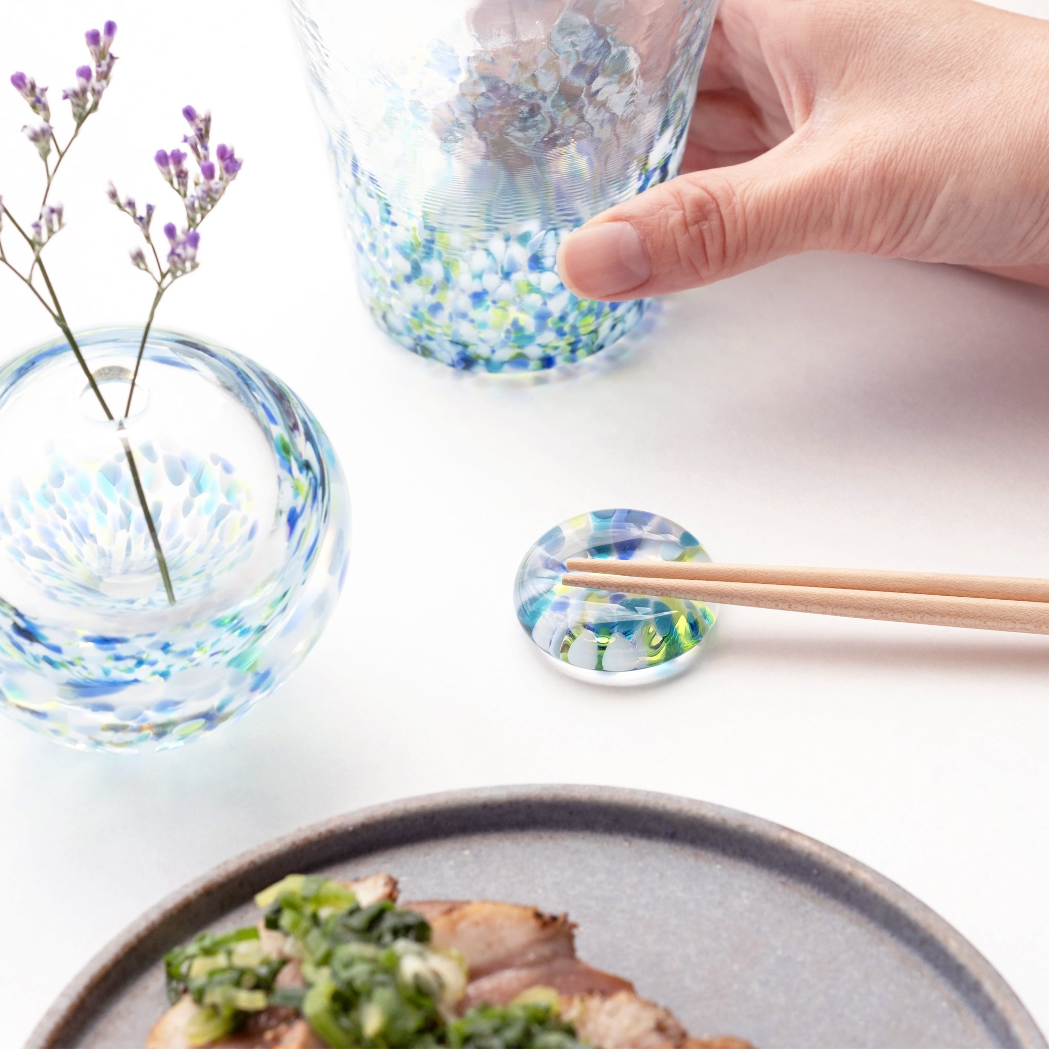 津軽びいどろ にほんの色ふうけい 箸置き 紫陽花 食卓に並ぶ箸と箸置きの画像