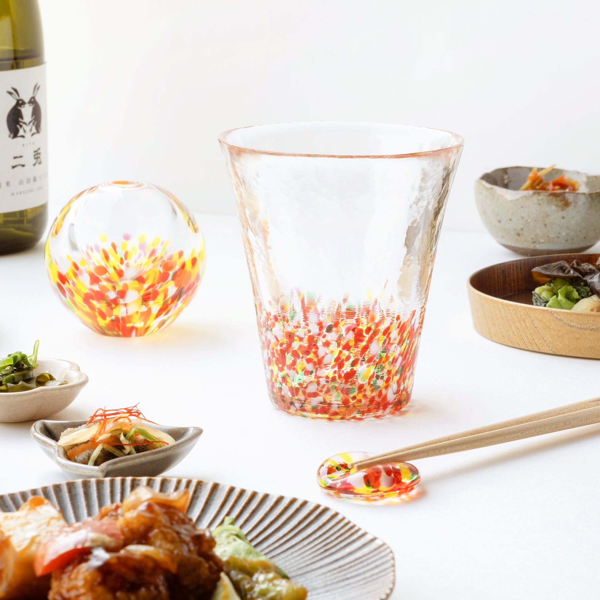 津軽びいどろ にほんの色ふうけい 箸置き 紅葉山 食卓に並ぶ箸と箸置きの画像