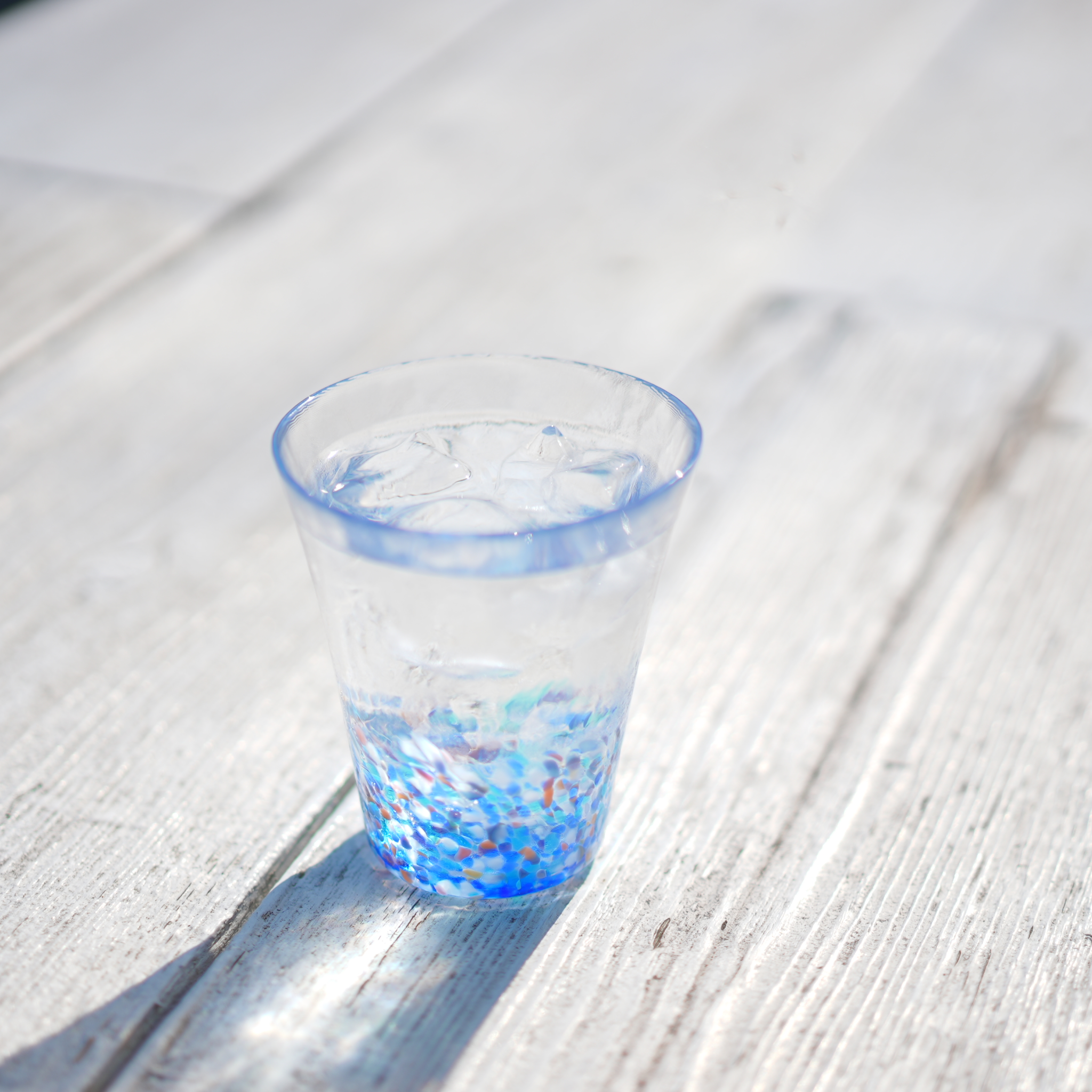 津軽びいどろ にほんの色 ふうけい タンブラー 夕凪の空 光に照らされたグラスの画像