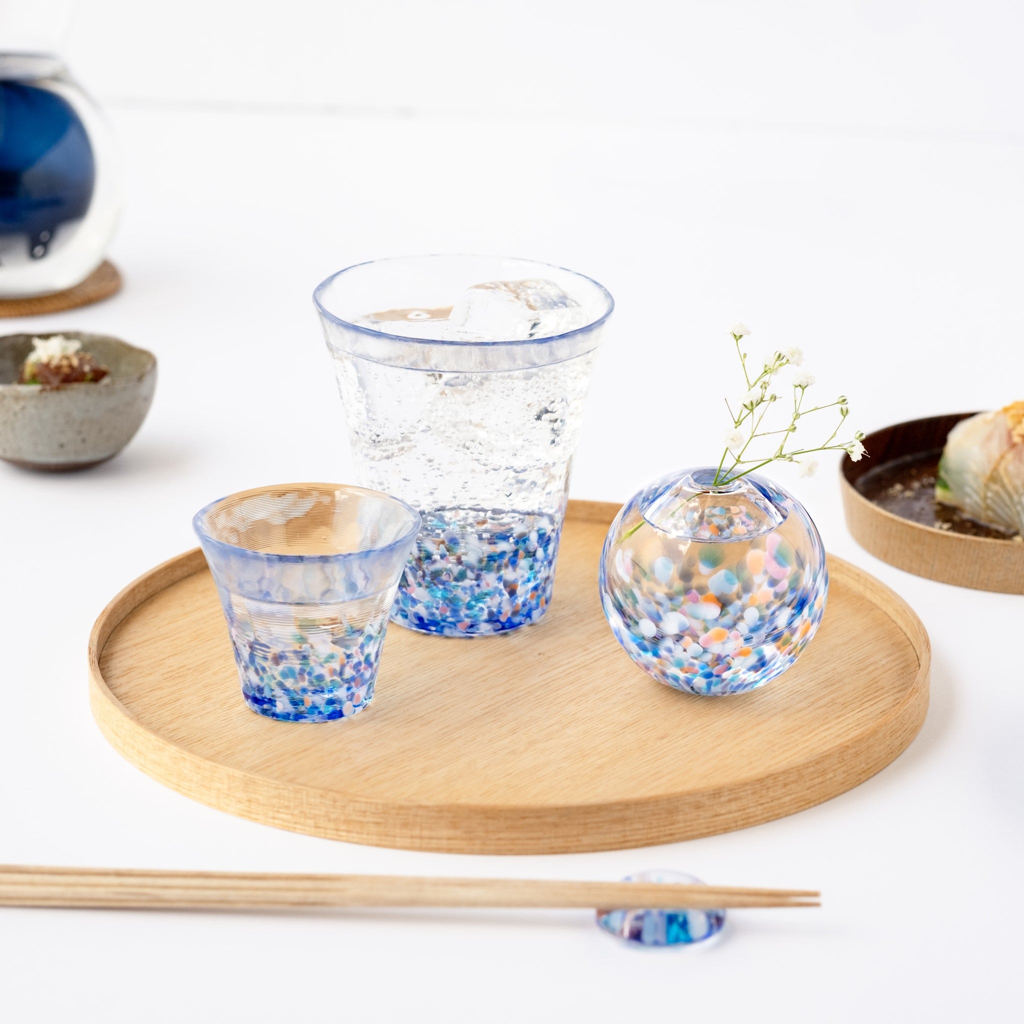 津軽びいどろ にほんの色 ふうけい タンブラー 夕凪の空 お盆の上におちょこやタンブラーが並んでいる画像