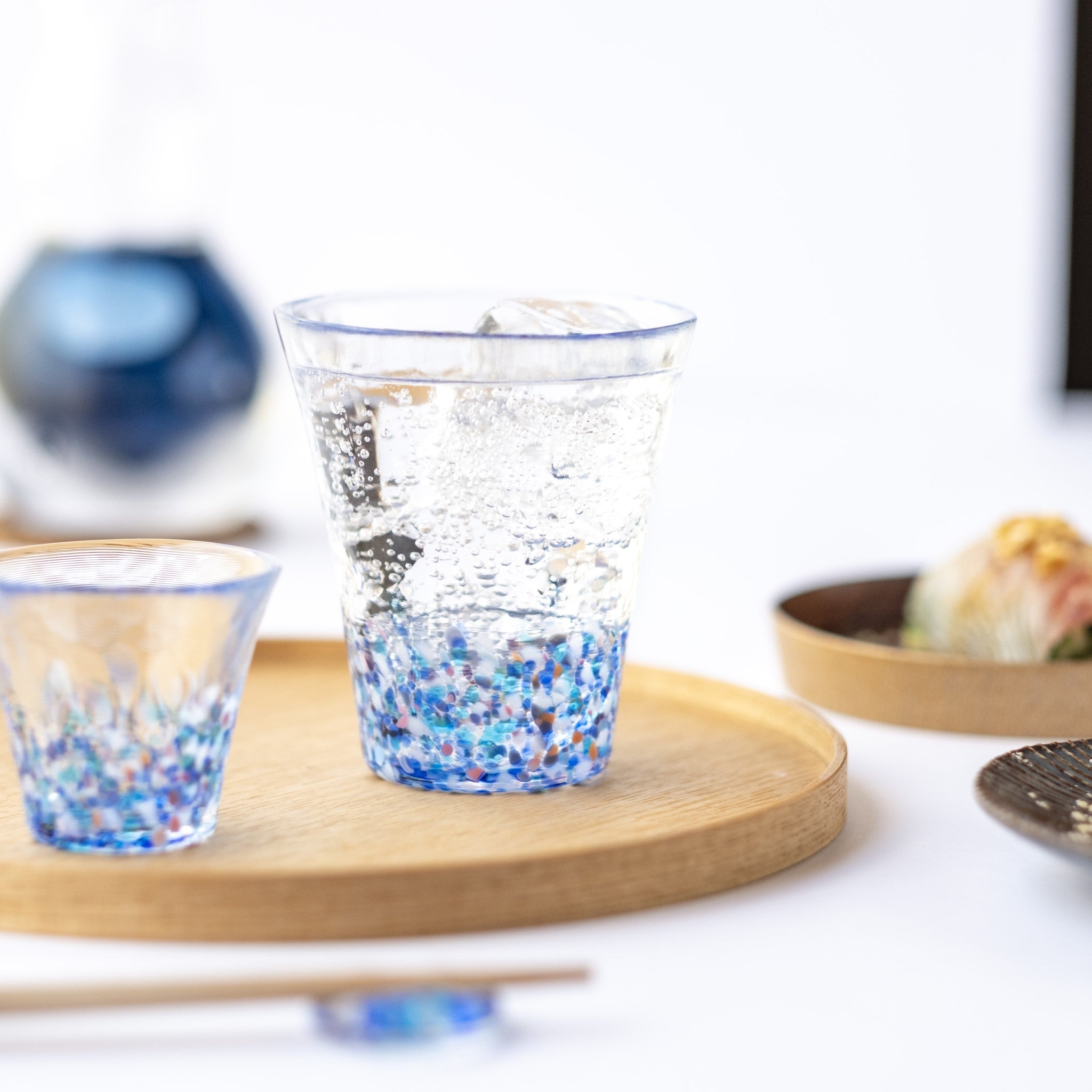 津軽びいどろ にほんの色 ふうけい タンブラー 夕凪の空 お盆の上におちょこやタンブラーが並んでいる画像