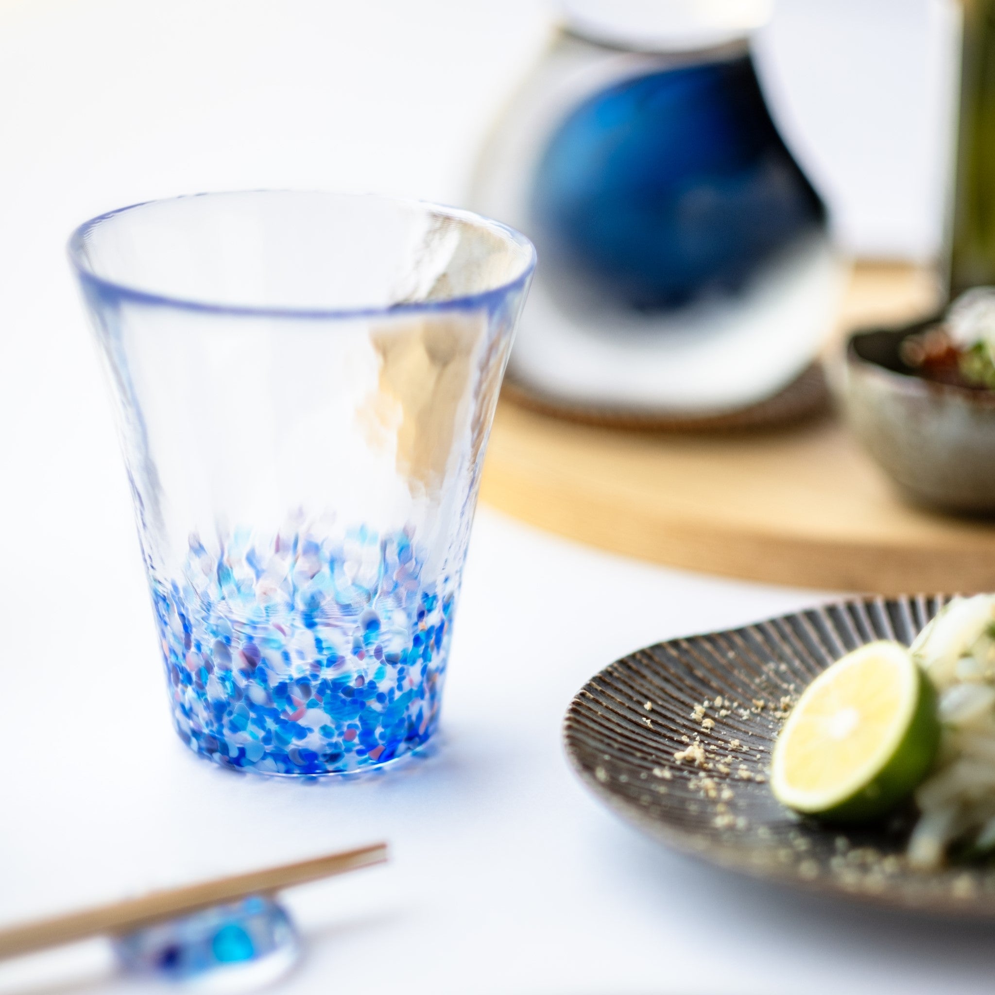 津軽びいどろ にほんの色 ふうけい タンブラー 夕凪の空 料理の横に並ぶグラスの画像