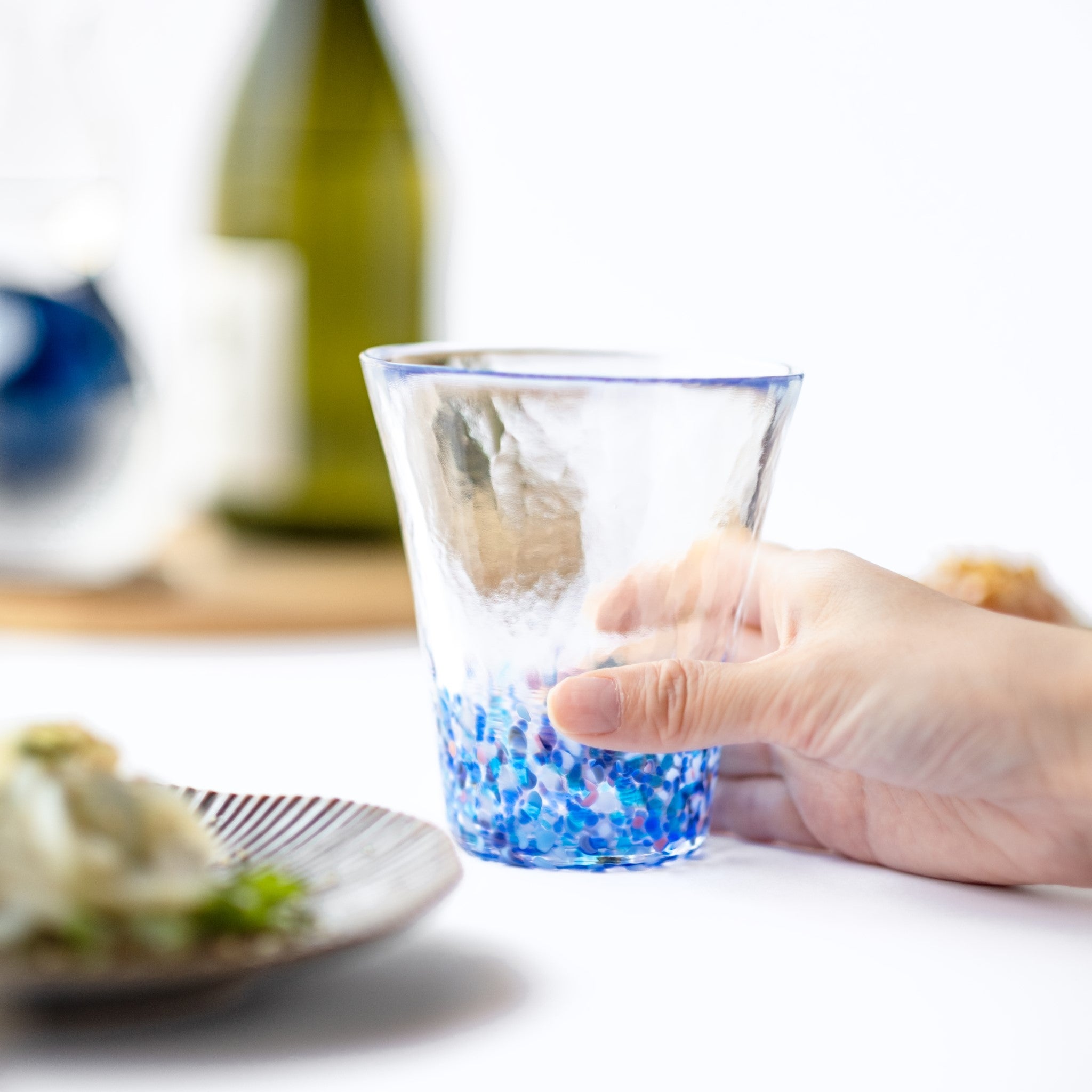 津軽びいどろ にほんの色 ふうけい タンブラー 夕凪の空 グラスを手でつかんでいる画像