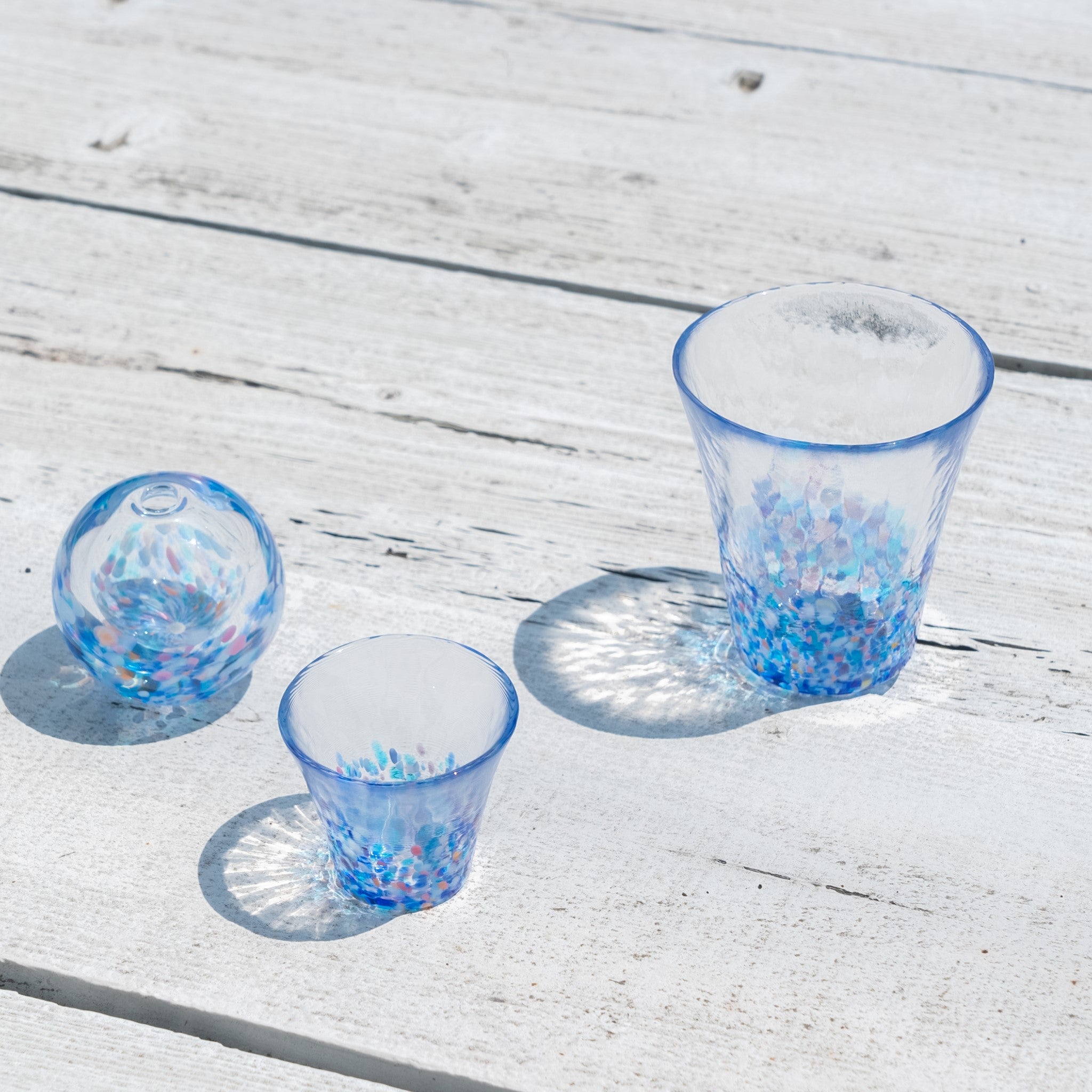 津軽びいどろ にほんの色 ふうけい 一輪挿し 夕凪の空 シリーズ製品が並んでいる画像