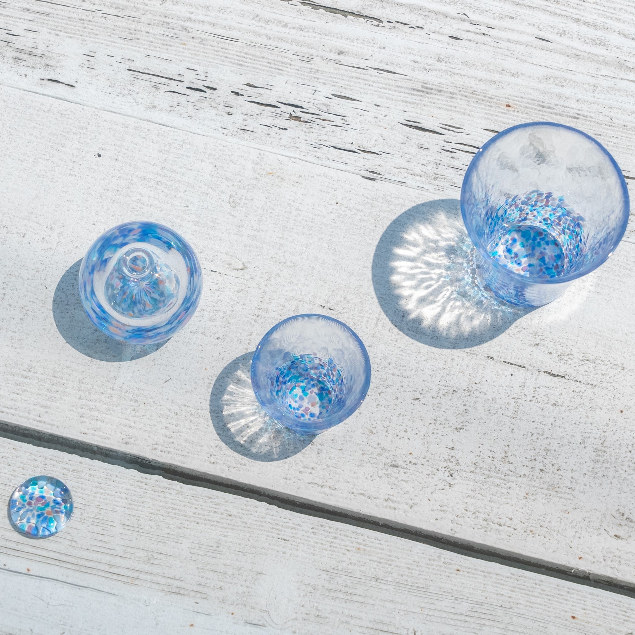 津軽びいどろ にほんの色 ふうけい 一輪挿し 夕凪の空 シリーズ製品が並んでいる画像