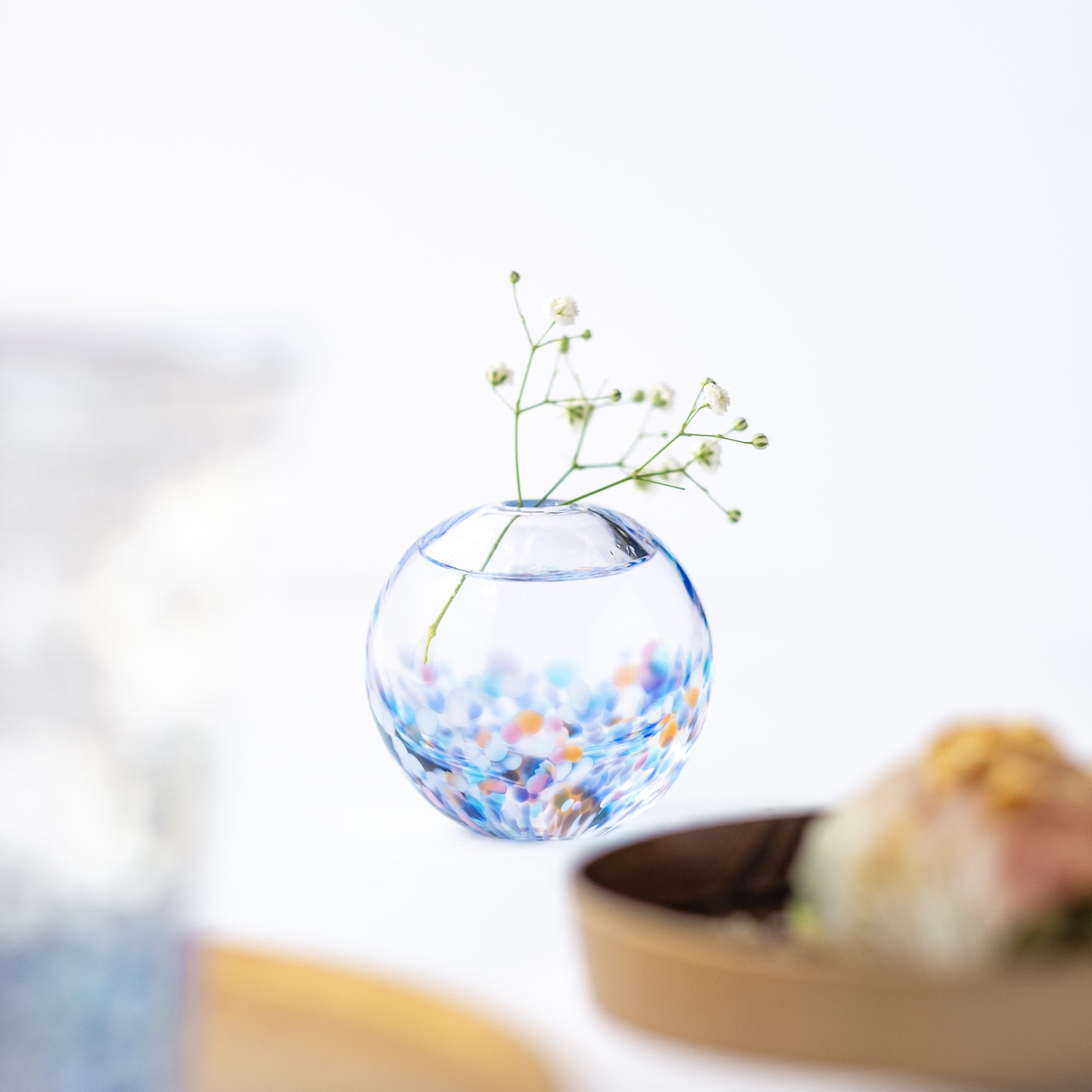 津軽びいどろ にほんの色 ふうけい 一輪挿し 夕凪の空 花が活けられている花瓶の画像