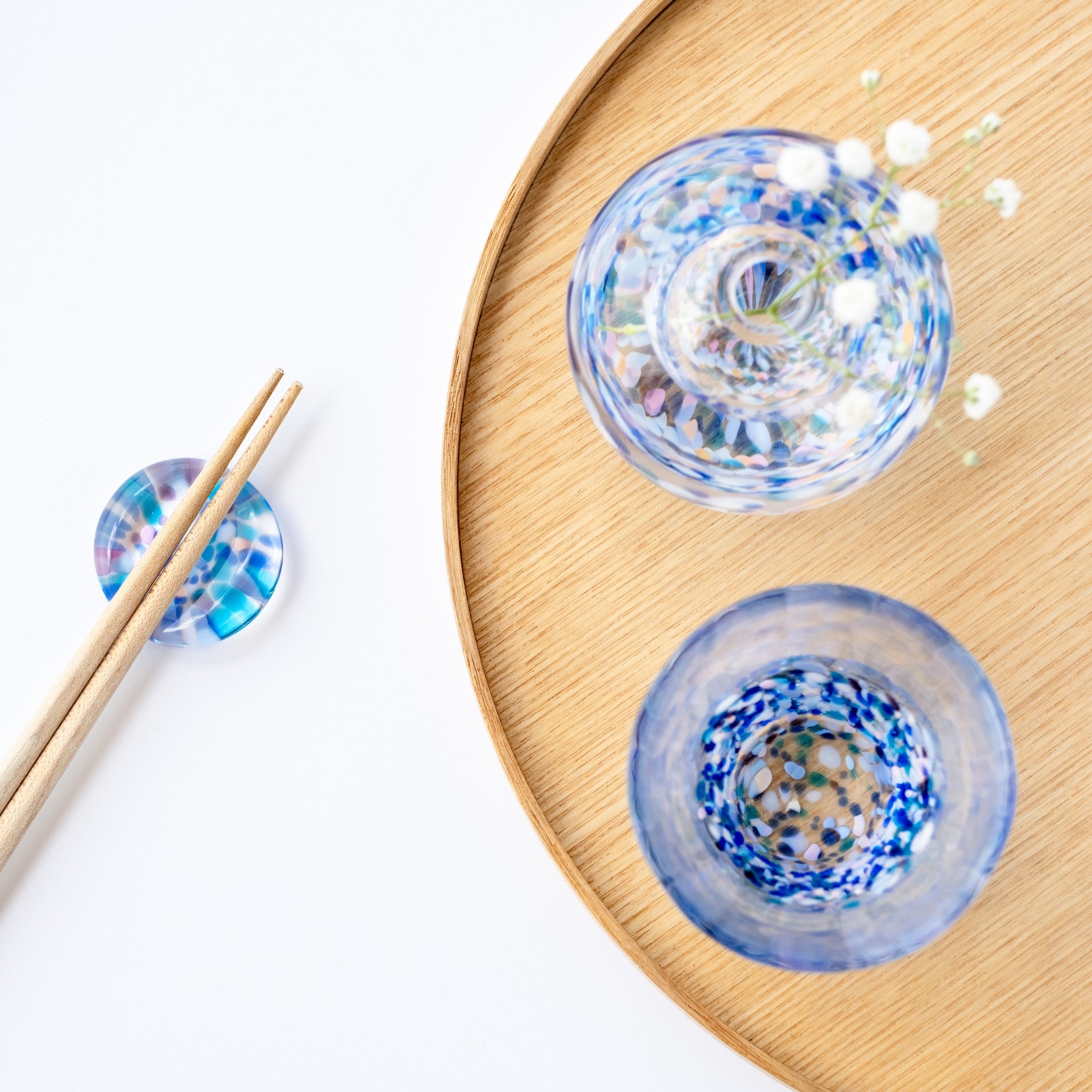 津軽びいどろ にほんの色 ふうけい 盃 夕凪の空 おちょこや箸置きを上から見た画像