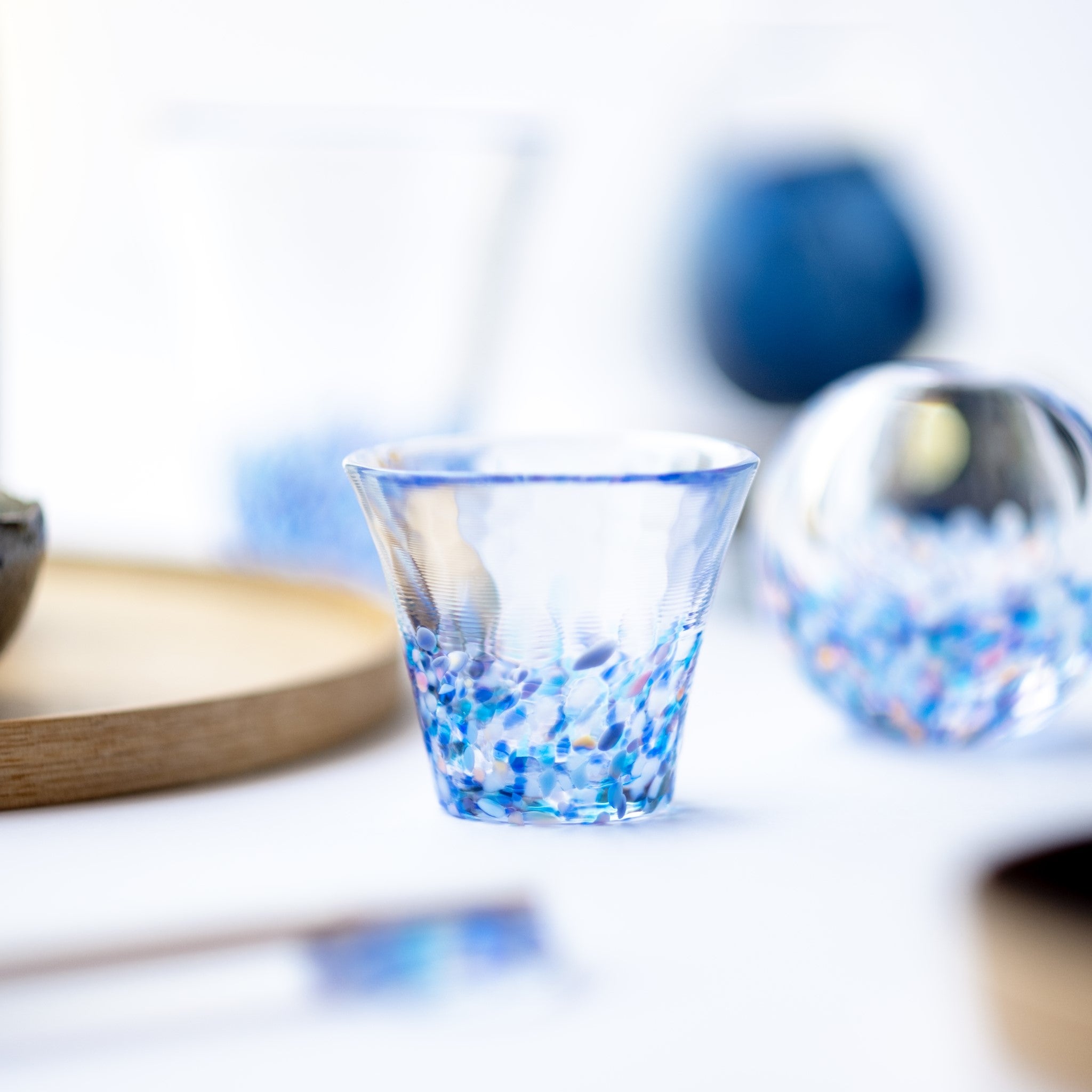 津軽びいどろ にほんの色 ふうけい 盃 夕凪の空 食卓に置かれているおちょこの画像