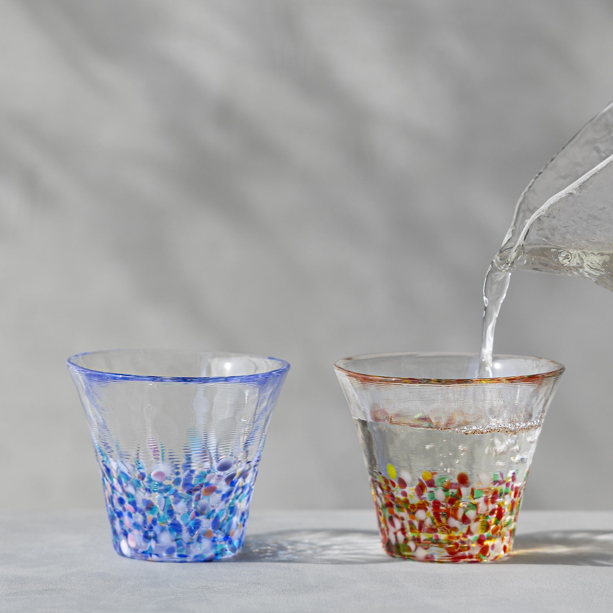 津軽びいどろ にほんの色 ふうけい 盃 夕凪の空 カラフルなおちょこが2つ並んでいる画像