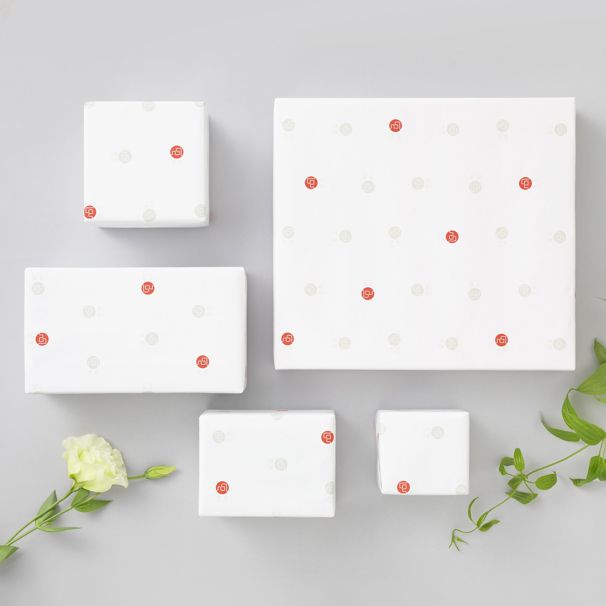 津軽びいどろオンラインショップ ギフトラッピング 様々な箱が包装紙で包まれている画像