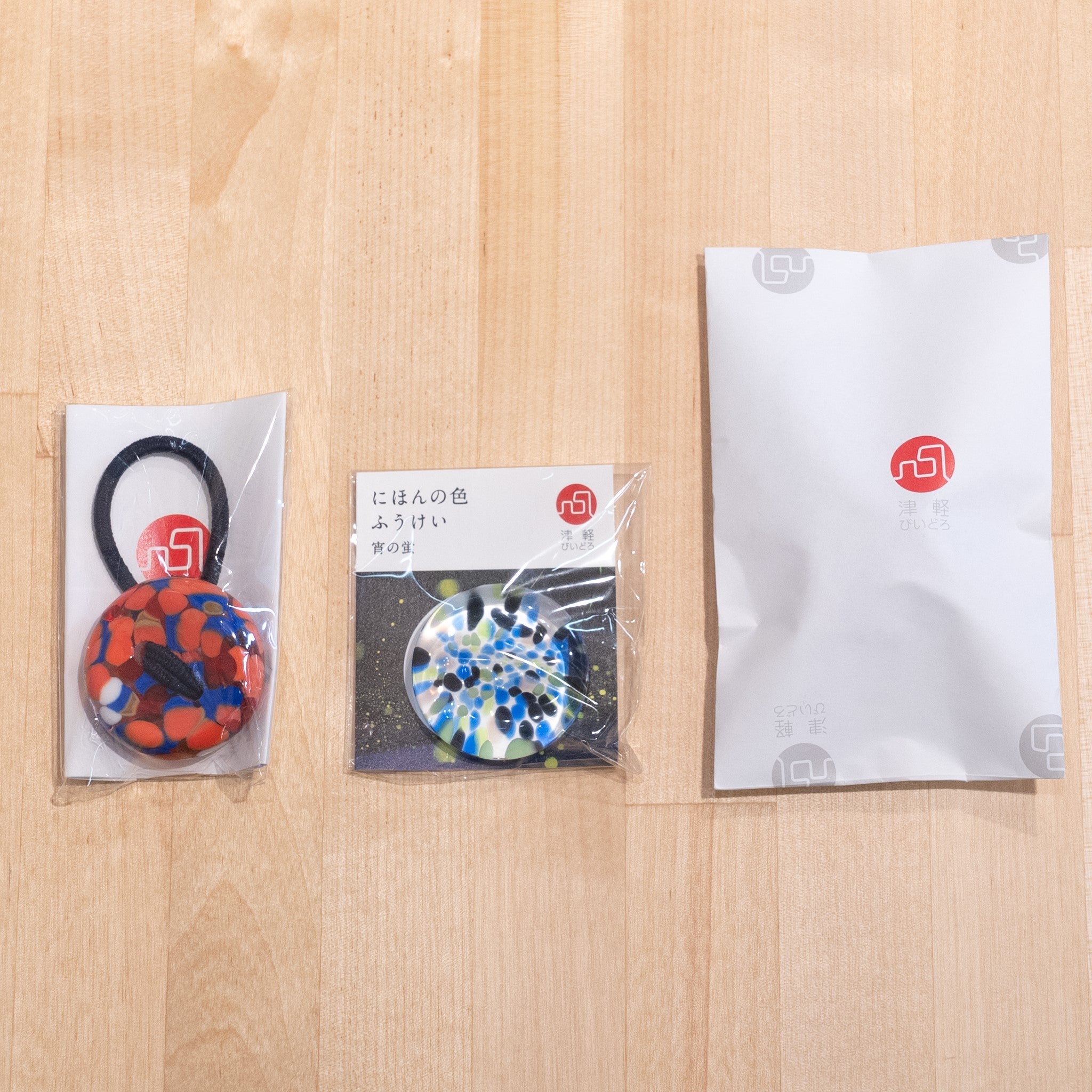 津軽びいどろオンラインショップ ギフトラッピング 包装ラッピングの見本と商品が並んでいる画像