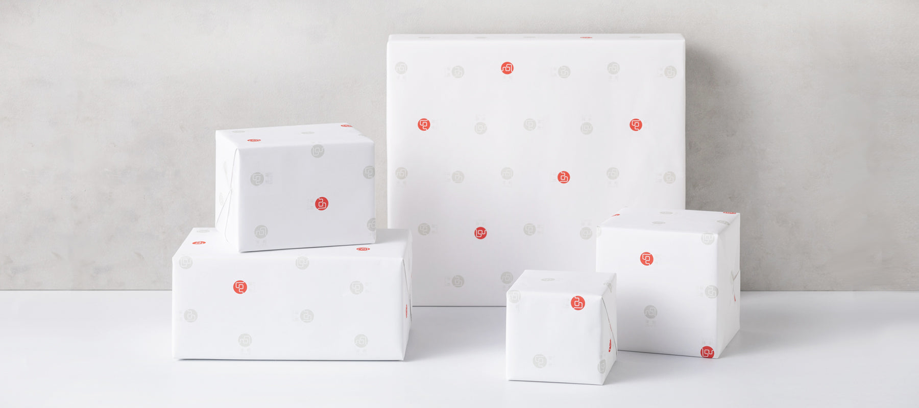 津軽びいどろオンラインショップ ギフトラッピング 様々なサイズの箱が包装紙で包まれている画像